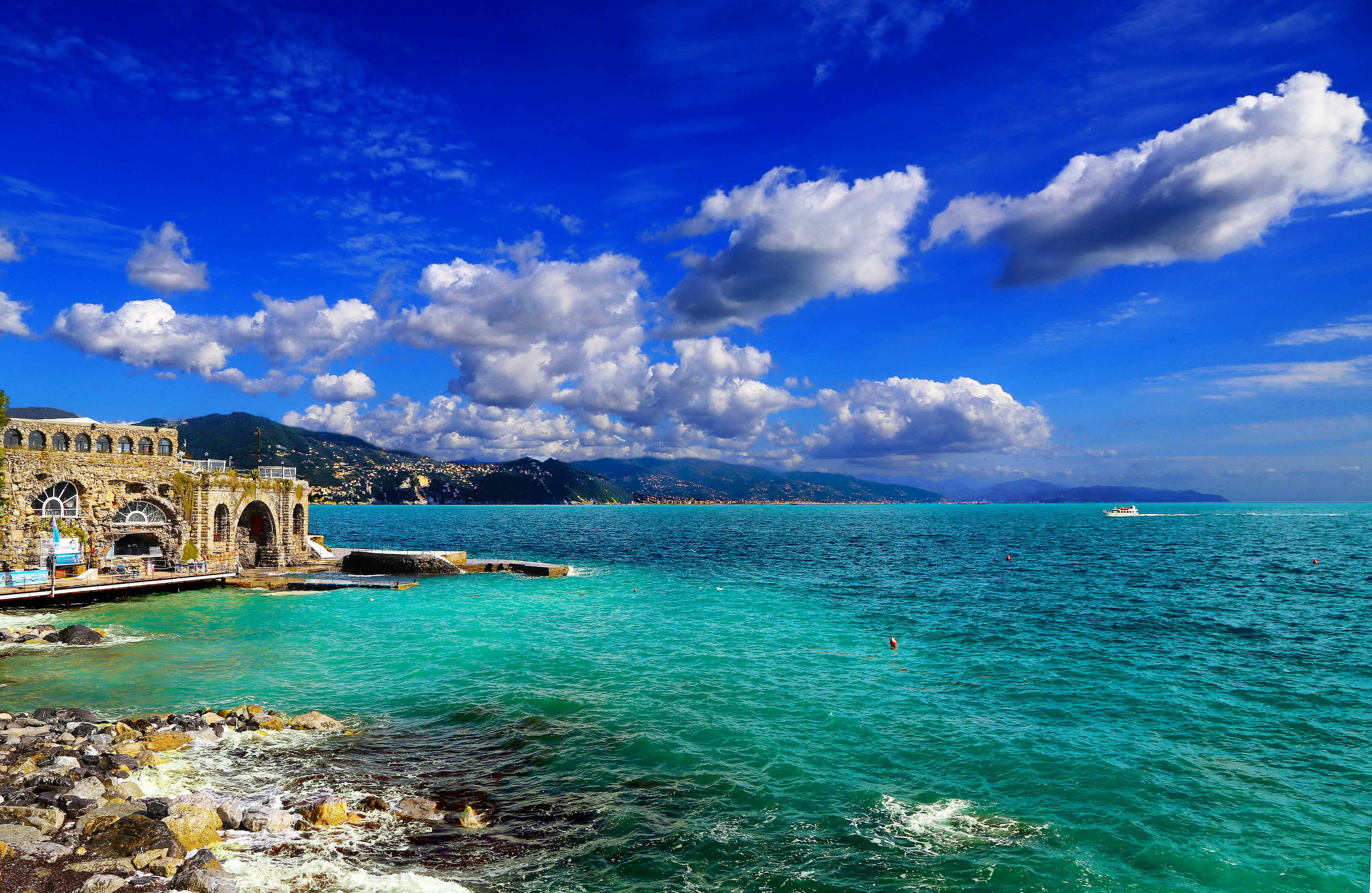 Coast water. Лазурный берег Италии. Средиземное море Лигурийское. Побережье Портофино. Италия побережье Лигурийского моря.