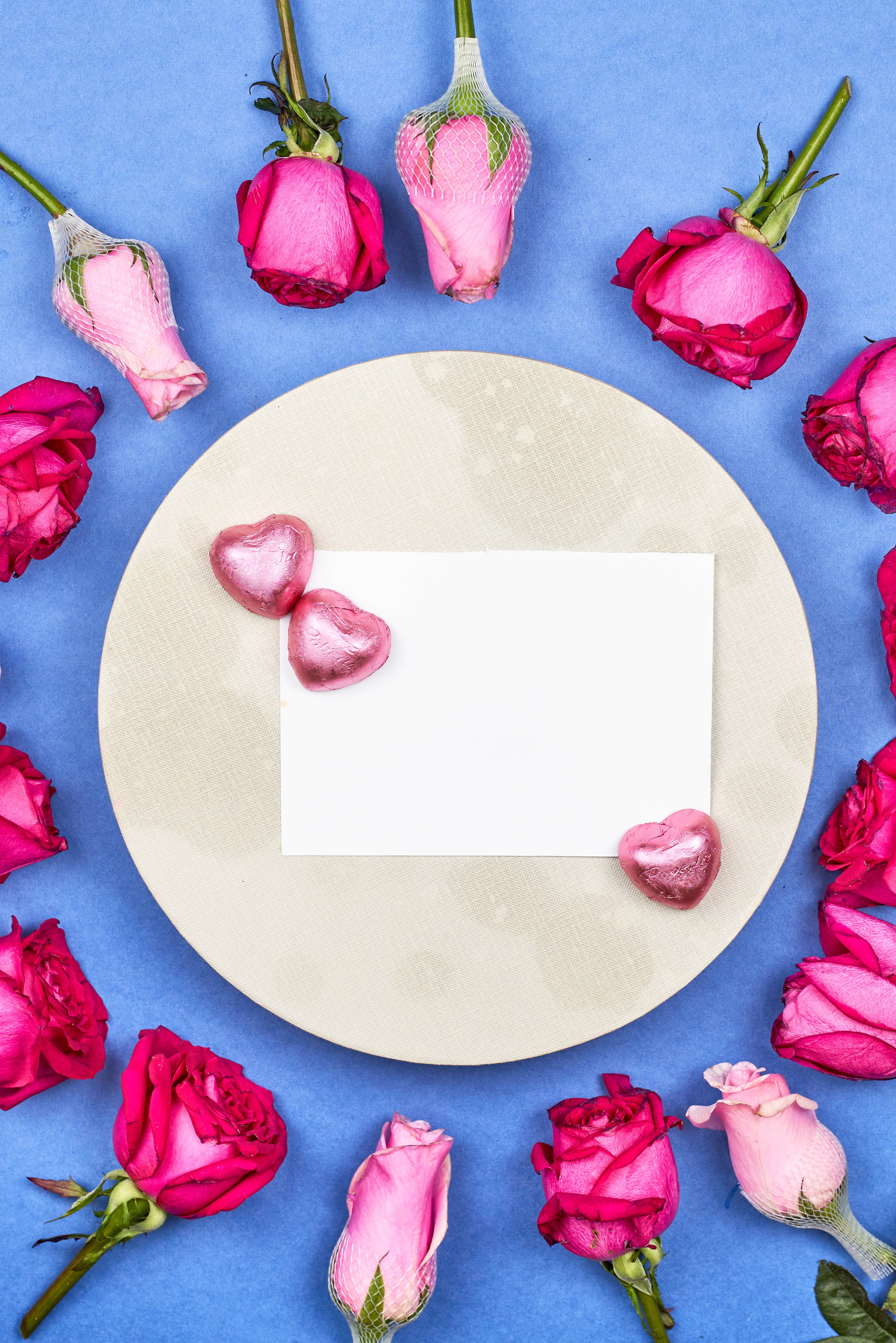 Фотография День всех влюблённых Сердце Лист бумаги Розы Конфеты Цветы Шаблон поздравительной открытки  для мобильного телефона День святого Валентина серце сердца сердечко роза цветок