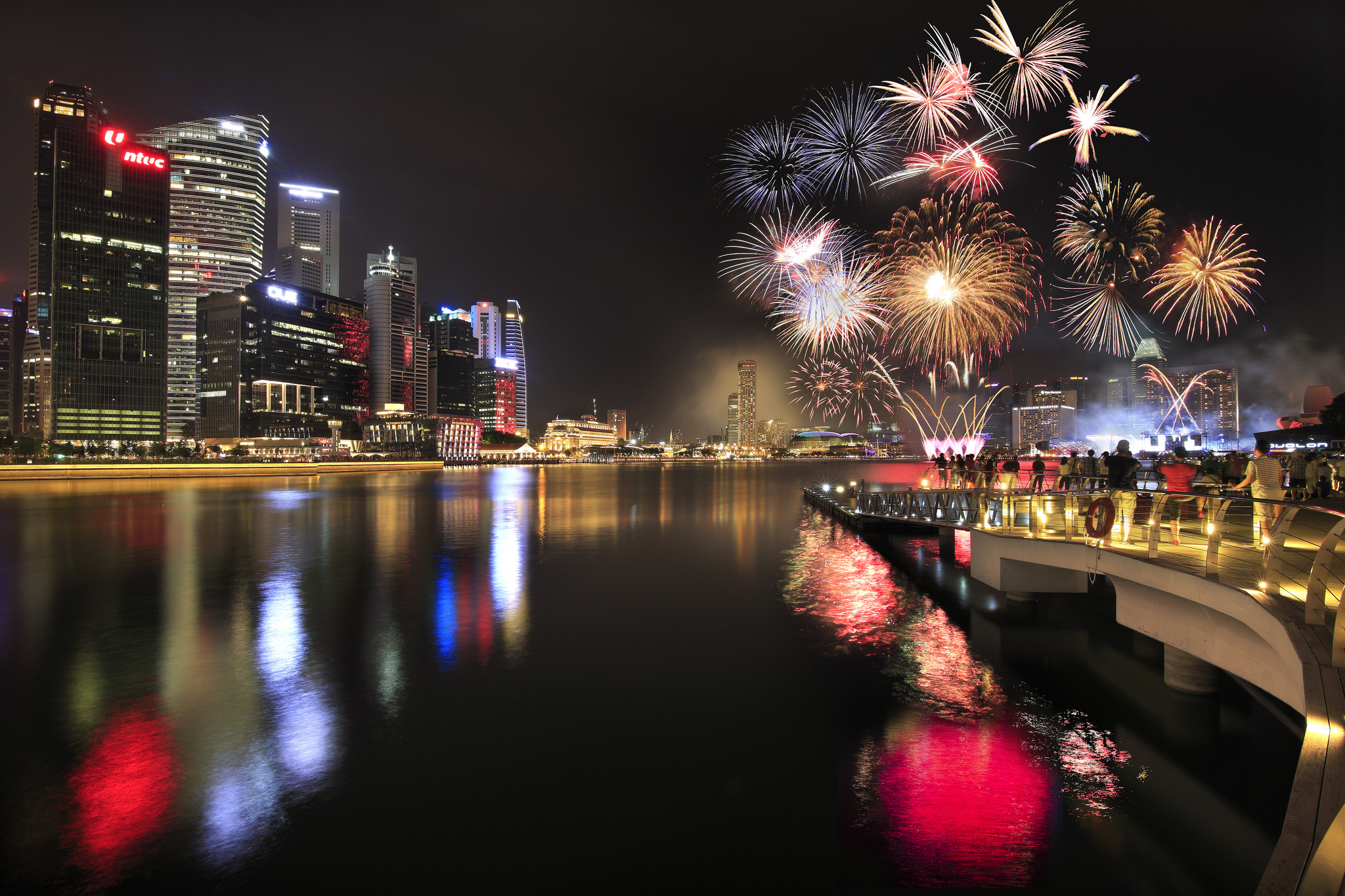фейерверк над Сингапуром бесплатно