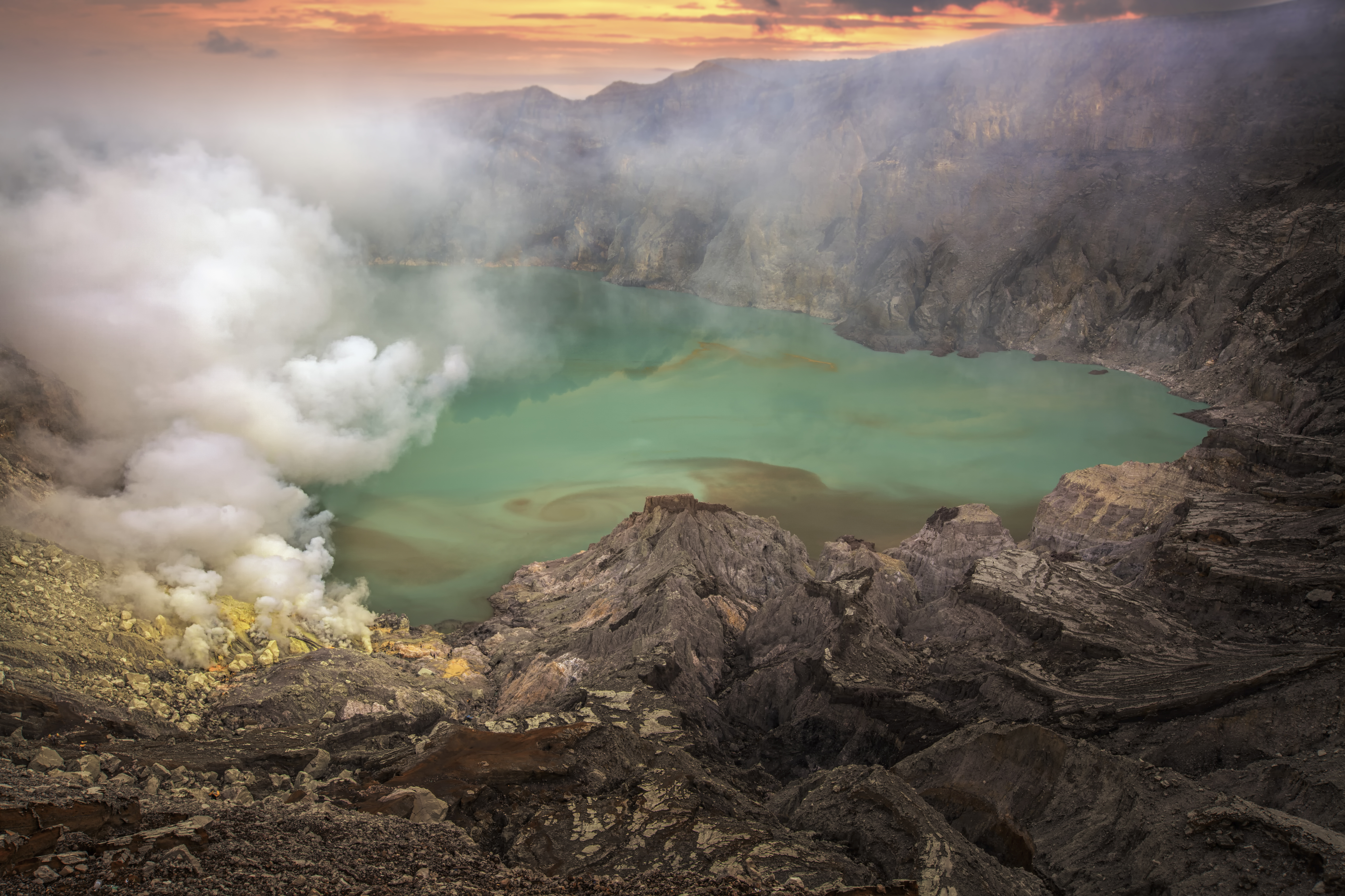 Фотографии гора Скала Природа Озеро дымит Горы Утес скале скалы Дым