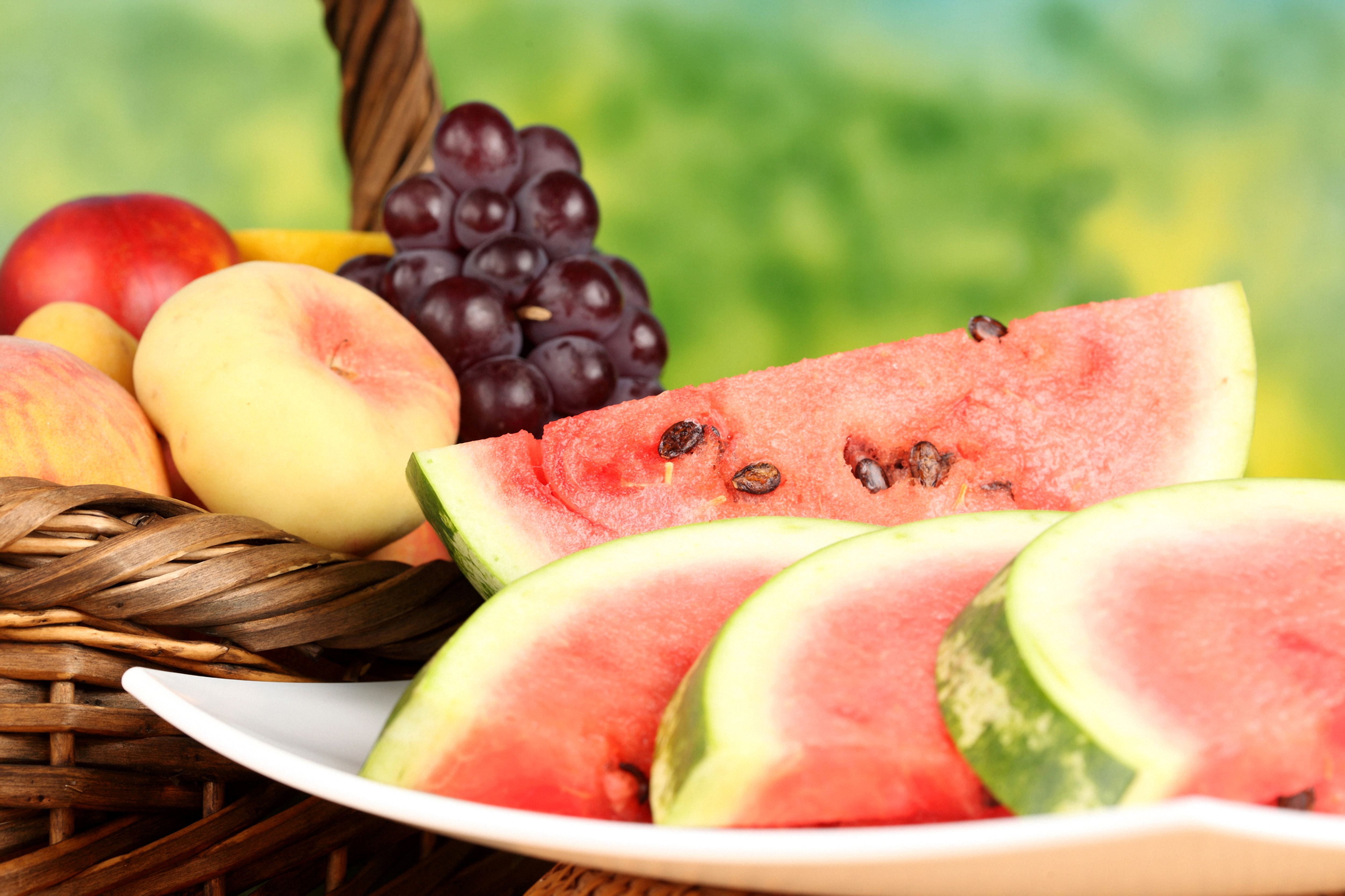 2 4 всех фруктов составляют персики. Арбуз и дыня. Сочные фрукты. Фрукты Арбуз дыня. Сочные овощи и фрукты.