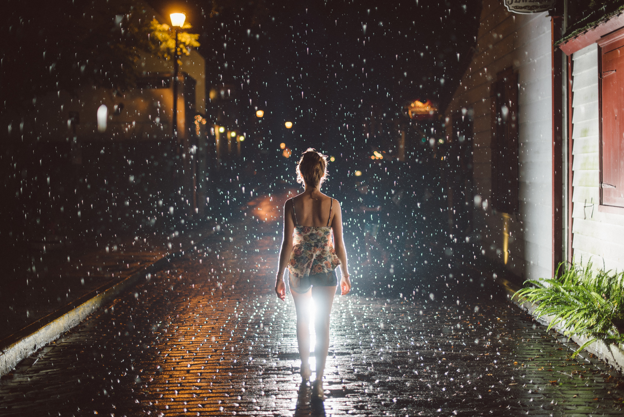 Девушки после вечер. Девушка под дождем. Девушка в ночном городе. Девушка дождь. Девушка под дождем в городе.