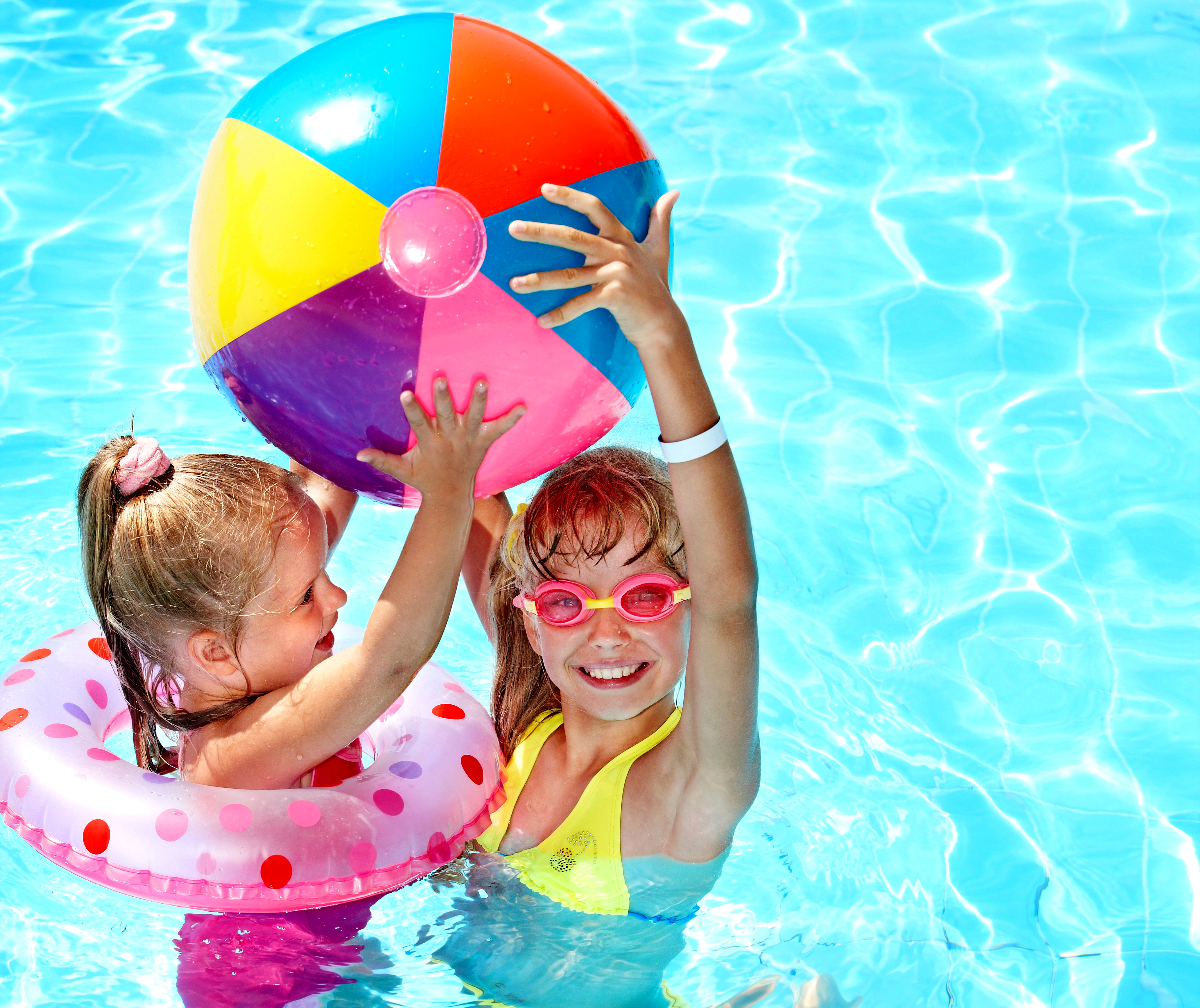 Лето дети развлечения. Дети в бассейне. Дети бассейн лето. Дети в бассейне летом. Детский летний бассейн.