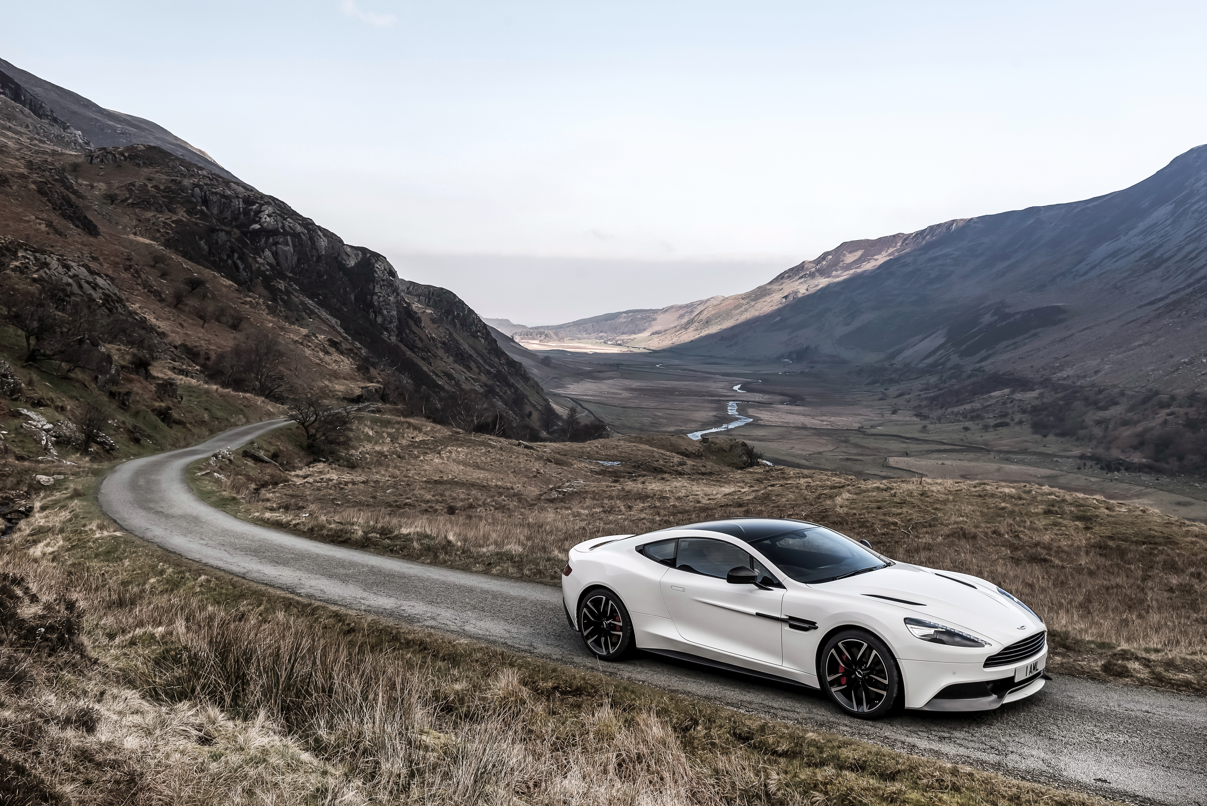 Aston Martin white без смс