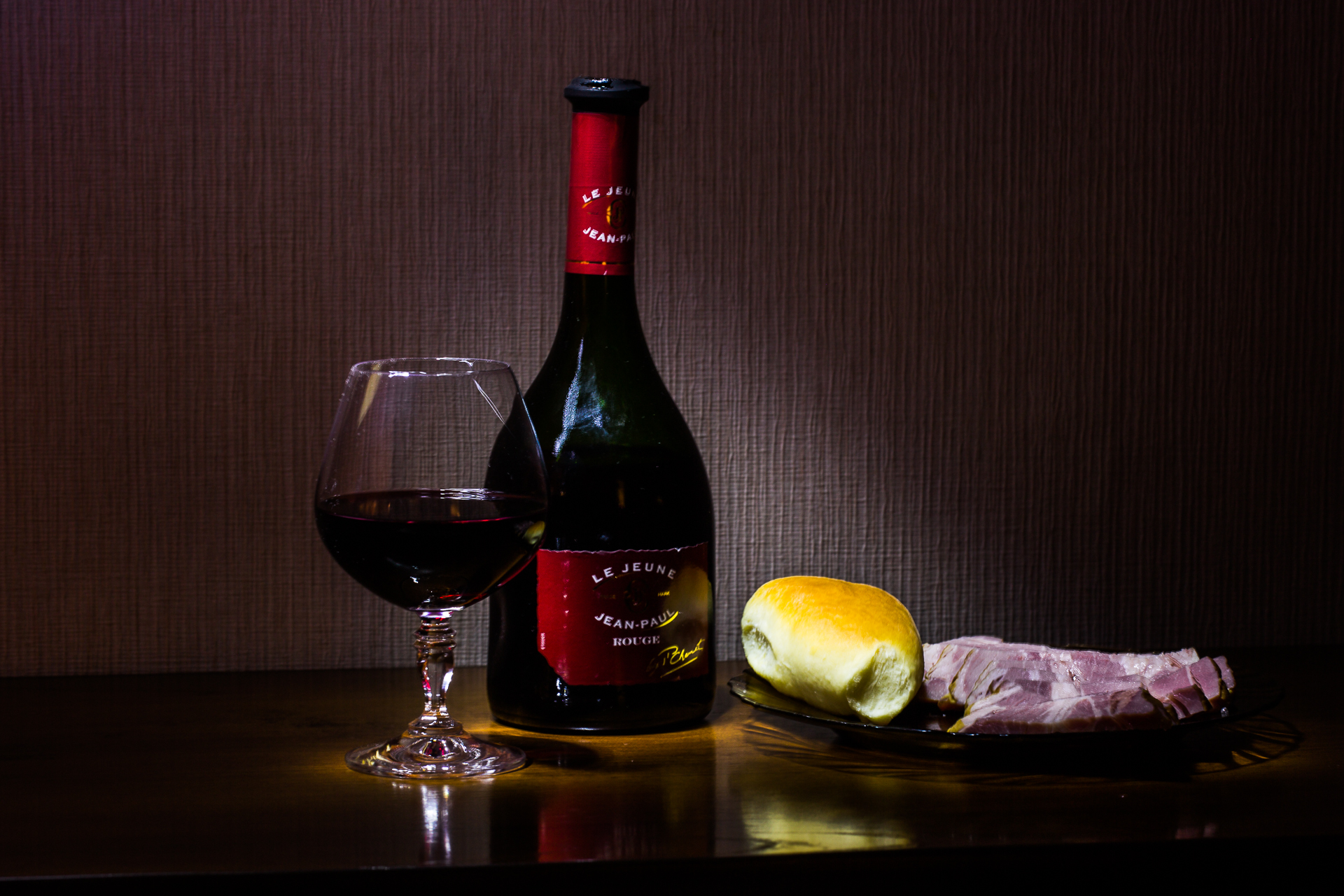 Купить вина ночью. Натюрморт с вином. Вино и коньяк. Натюрморт с бутылкой. Вино на столе.