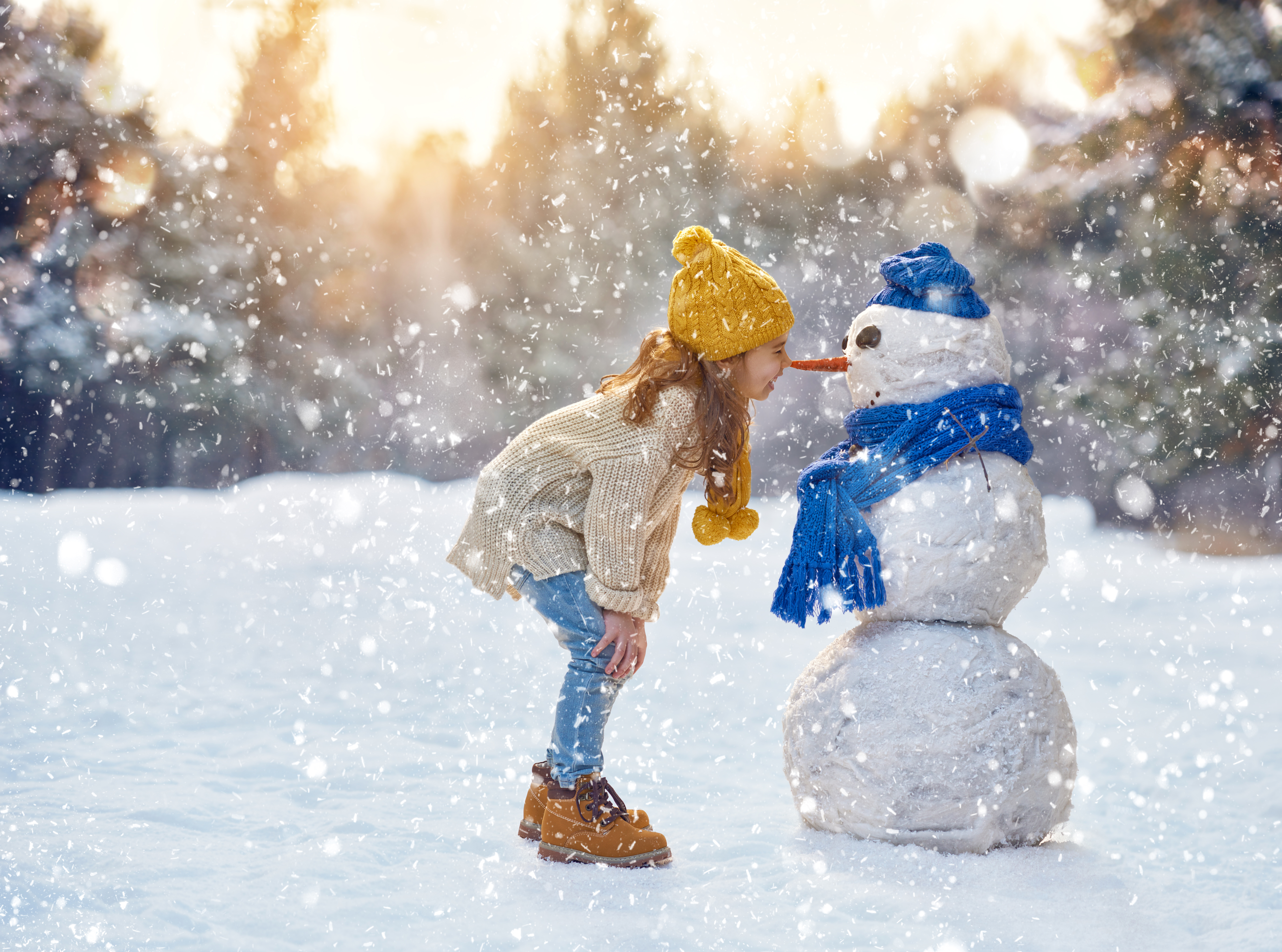 Зимой дети любят. Зимние радости. Снеговик девочка. Счастье зима. Зима радость.