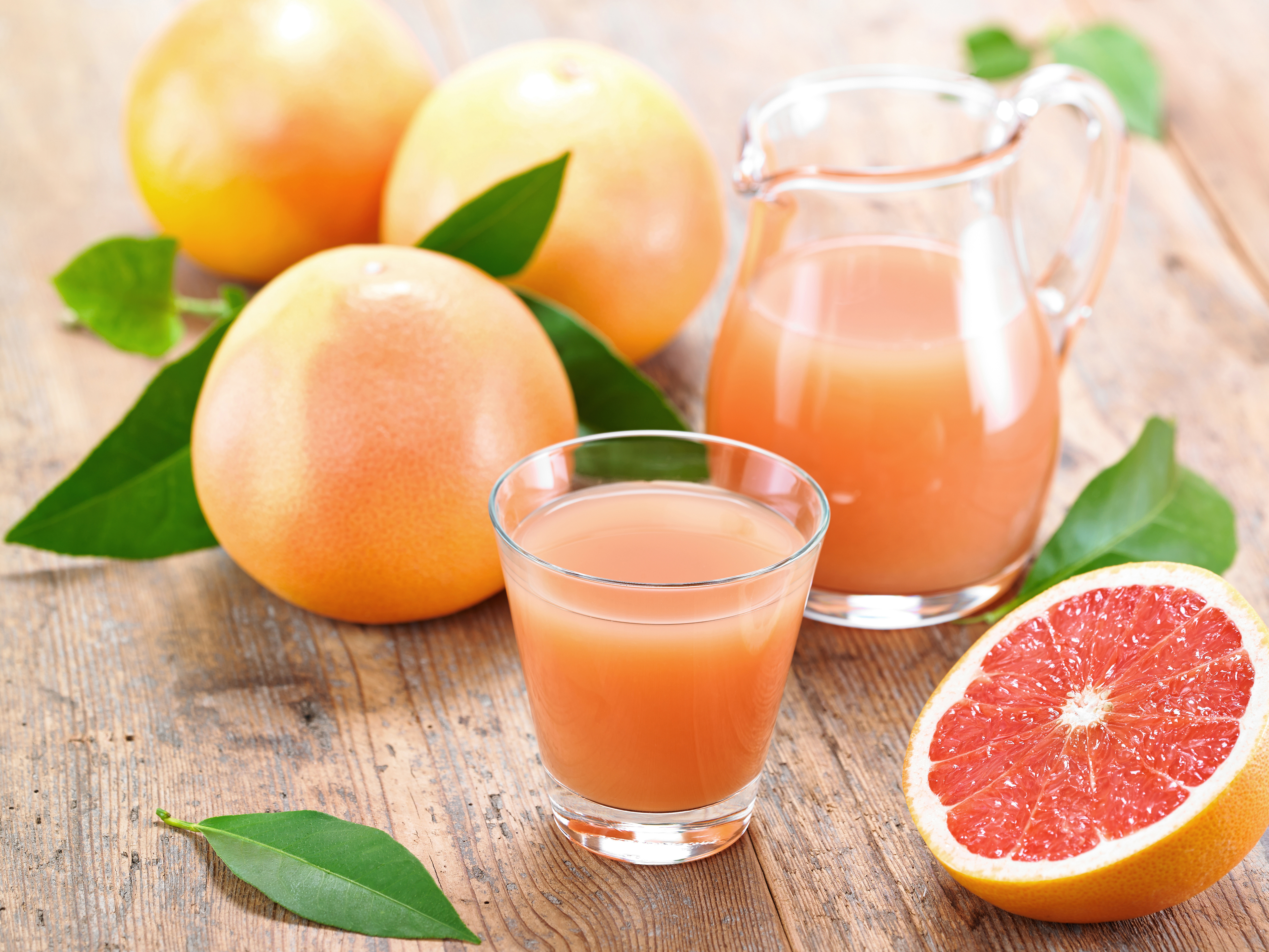 5 фруктовых соков. Сок апельсин грейпфрут. Свежевыжатый грейпфрутовый сок. Грейпфруты для сока. Фреш грейпфрут.