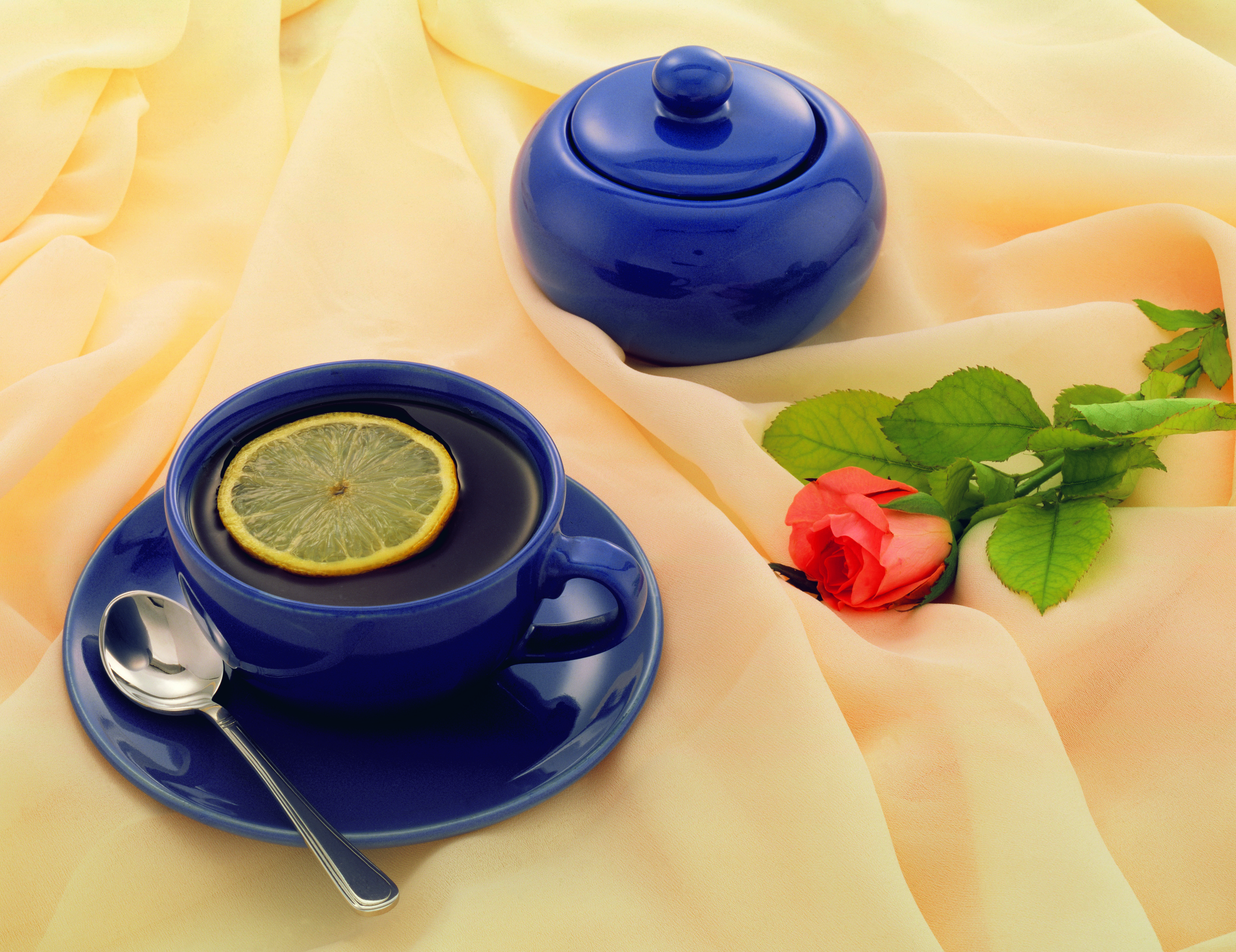Доброе утро этикет. Доброе утро чай с лимоном. Доброе утро чашка чая. Утренний чай. Чашка чая и цветы.