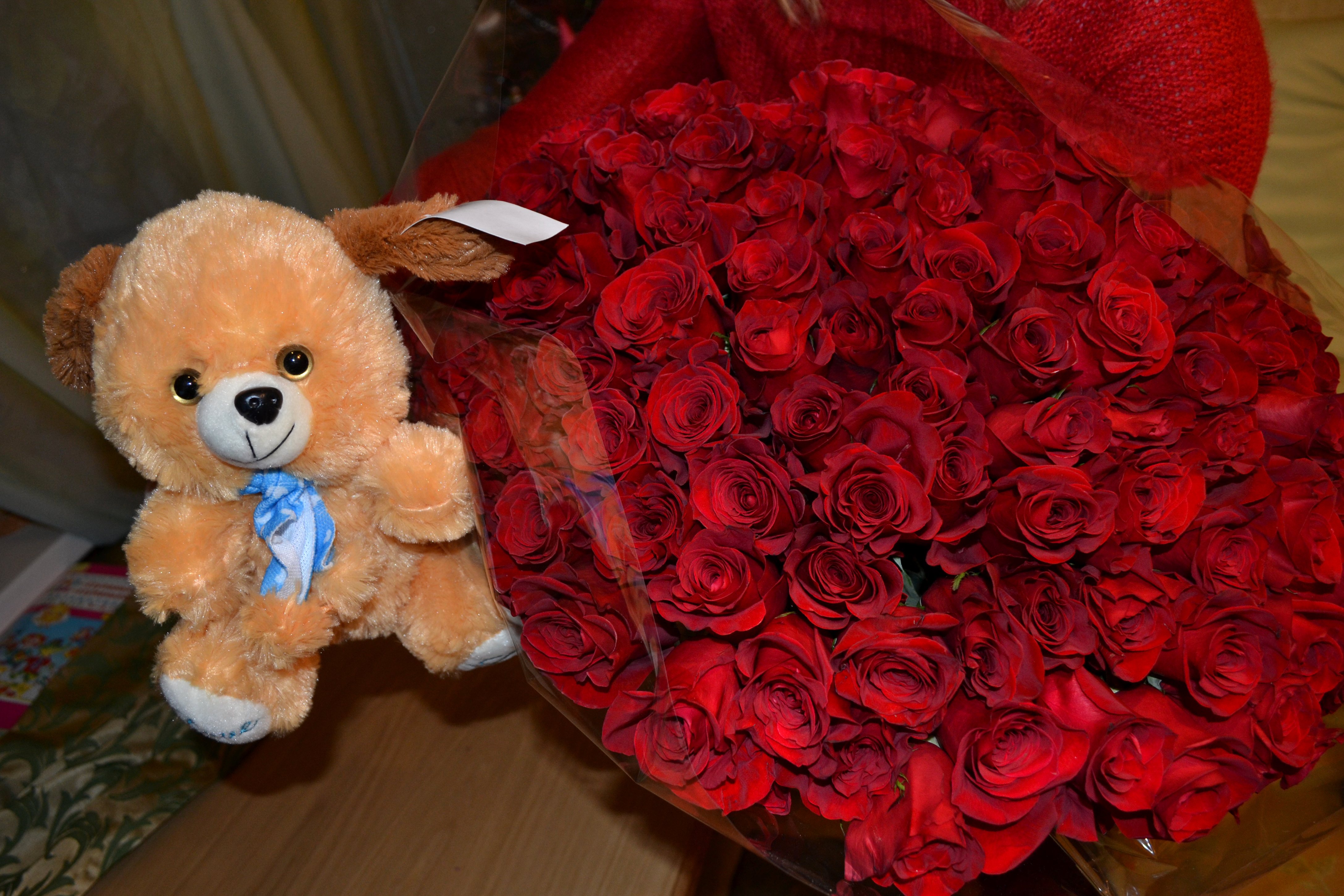 Сонник красный букет. Шикарные цветы. Цветы подарок для девушки. Огромный букет цветов. Красивый букет роз.