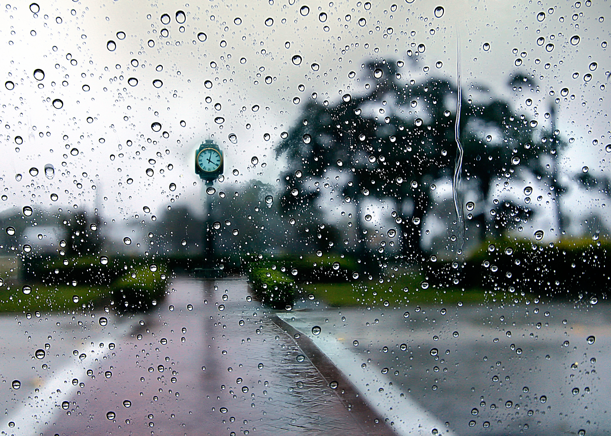 Пояснение дождь. Пасмурно дождь. Капли на стекле. Дождливый фон. Дождь в городе.