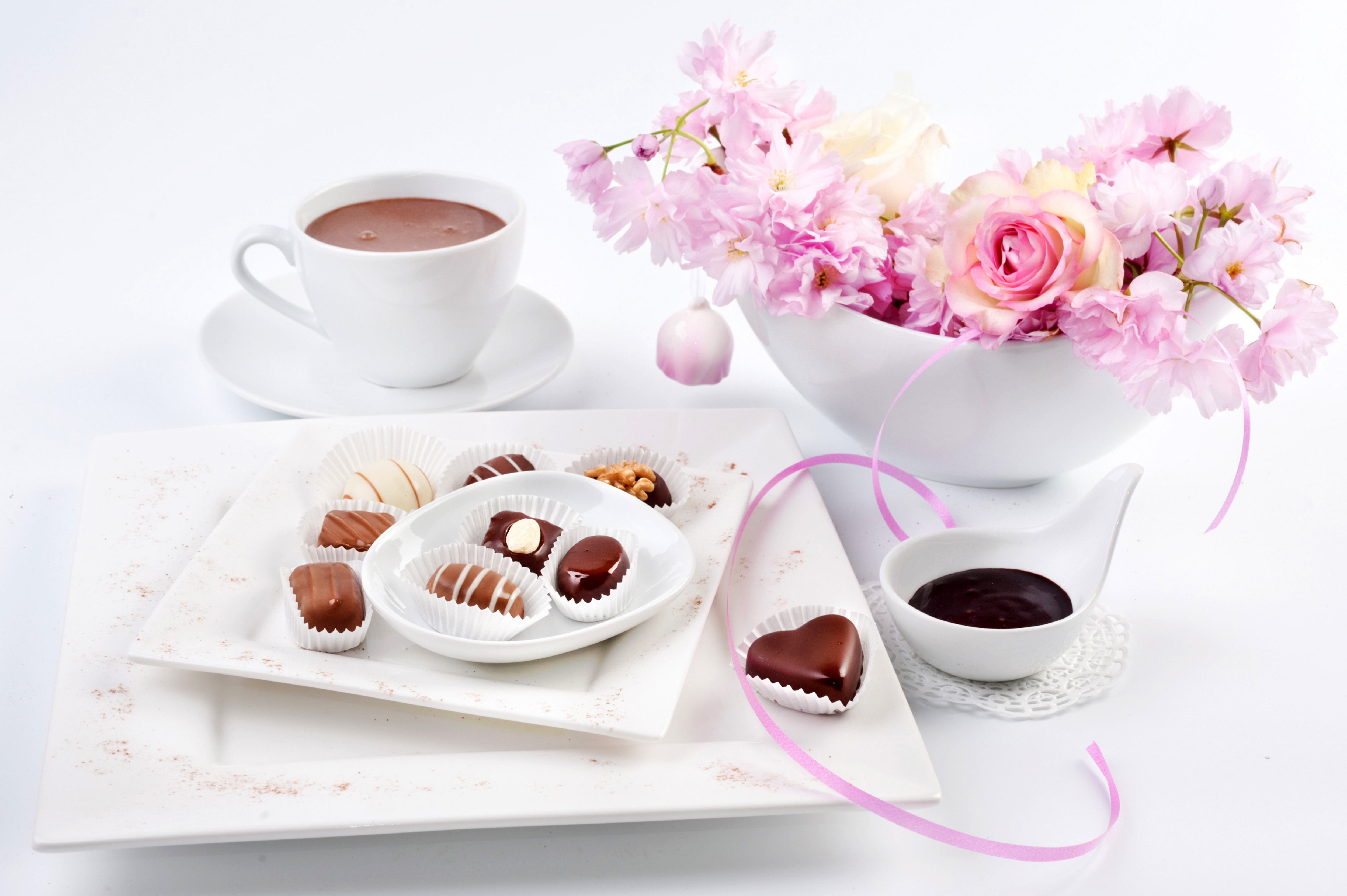 Доброе утро март нежные картинки. Чашка кофе и цветы. Красивые пирожные и кофе. Чашка кофе с конфетами. Кофе и десерт.