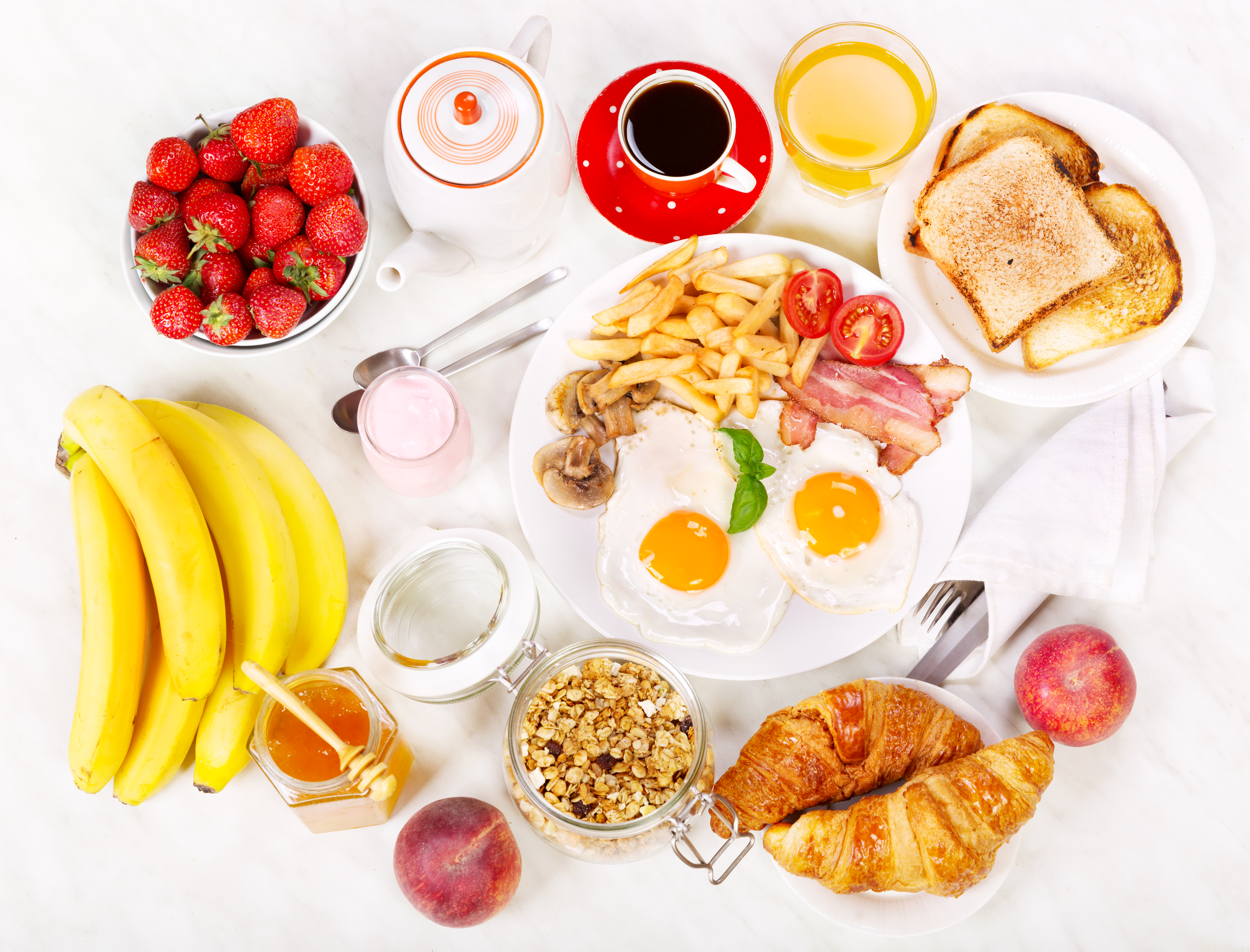 Правильное питание стол. Завтрак. Еда на завтрак. Продукты на завтрак. Завтрак на белом фоне.