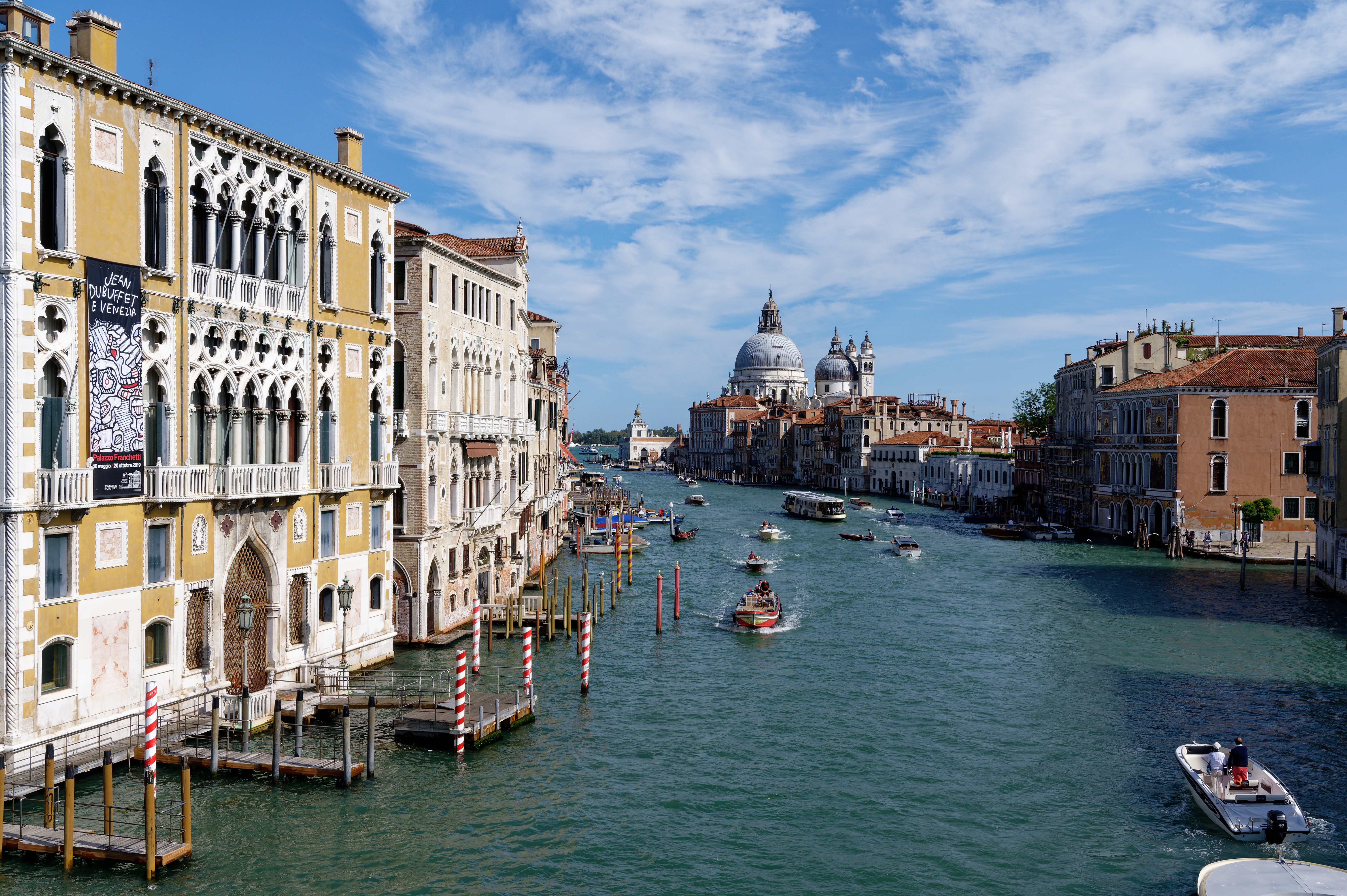 Город на реке в италии. Canal grande Венеция. Гранд-канал. Венеция. Гранд канал Италия. Гранд канал в Италии достопримечательность.