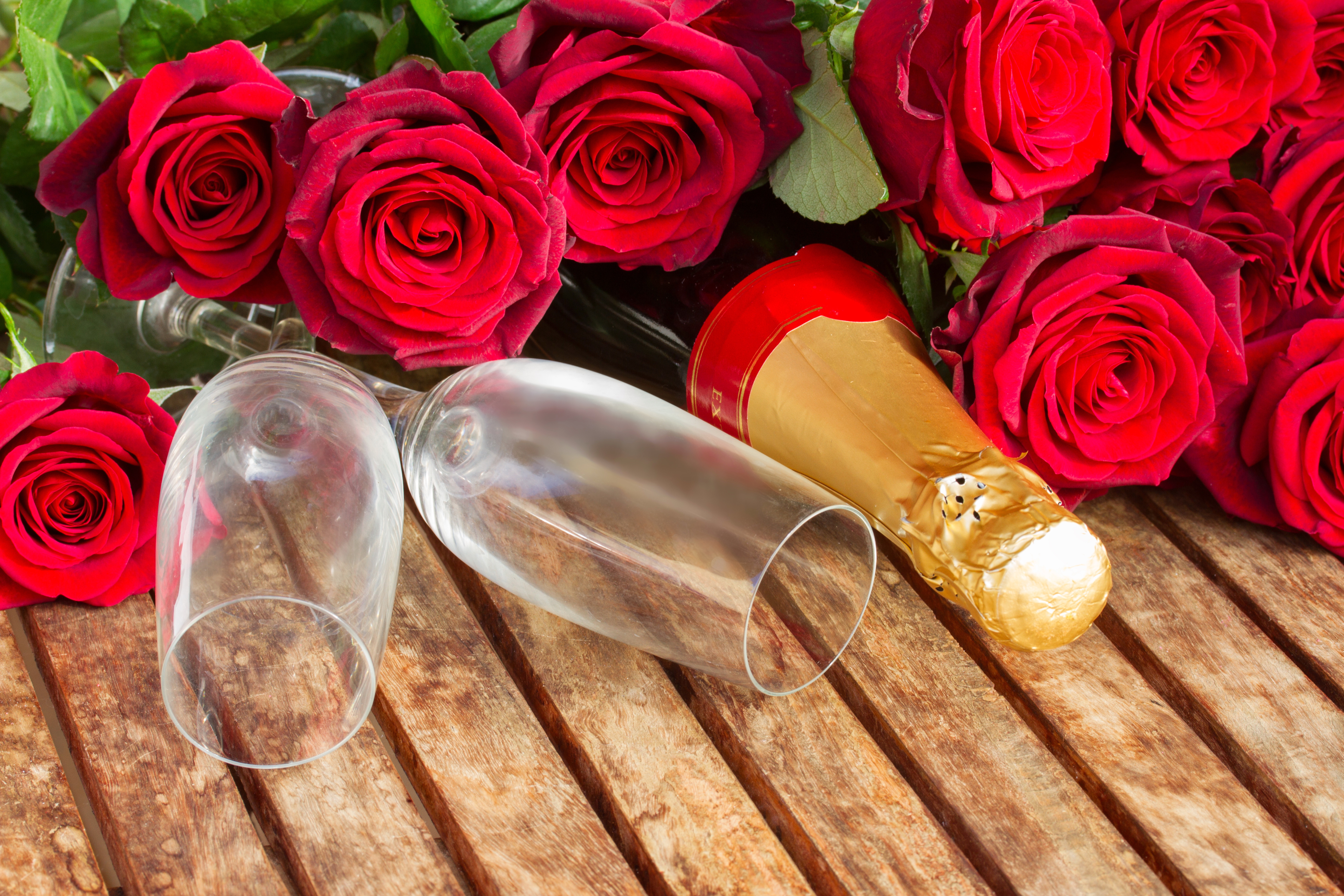 Роз вин. Цветы и шампанское. Шампанское и розы. Букет цветов и шампанское. Бокал шампанского с цветами.