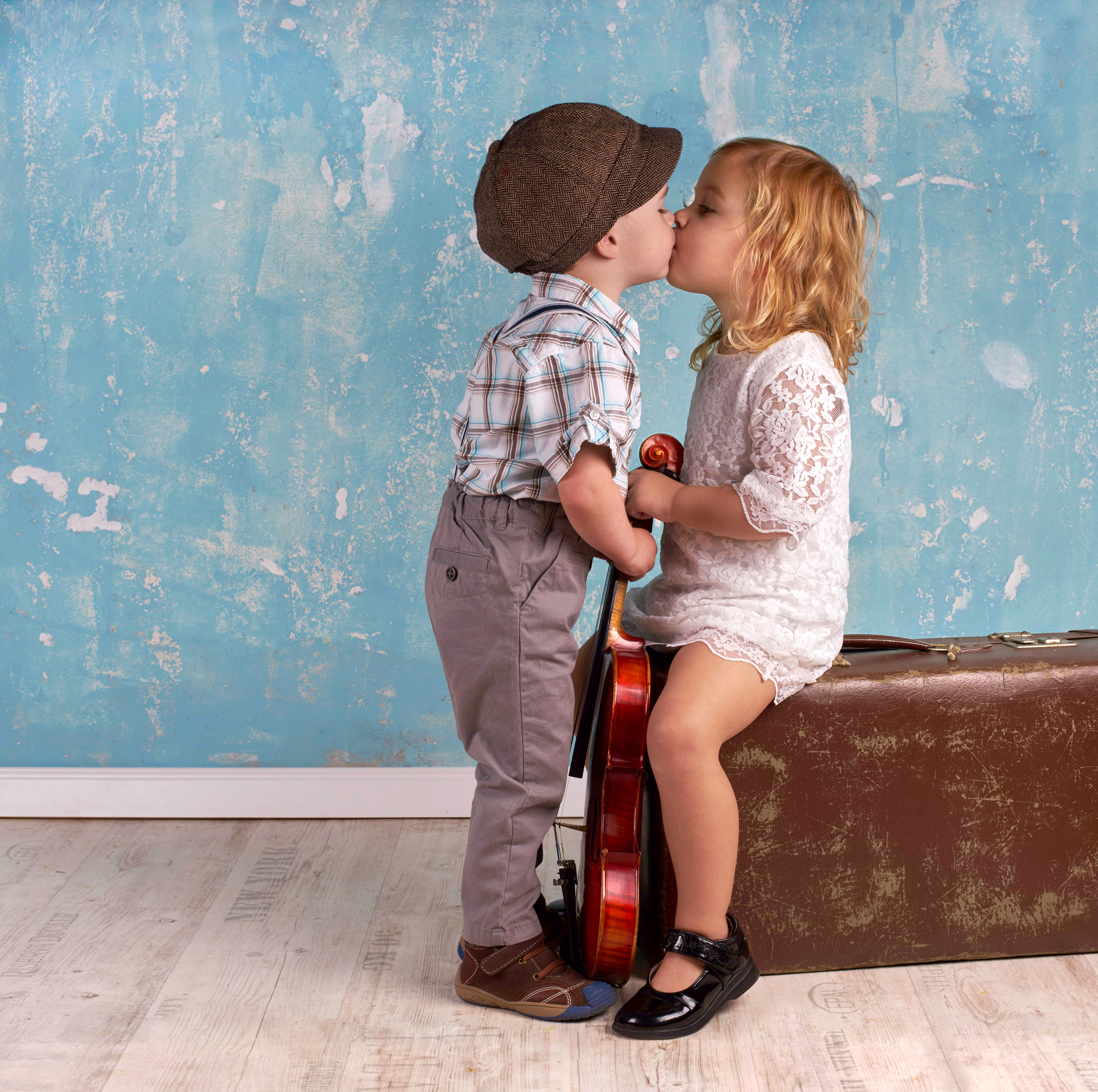 Можно взрослому. Детский поцелуй. Мальчик целует девочку. Маленькие мальчик и девочка.