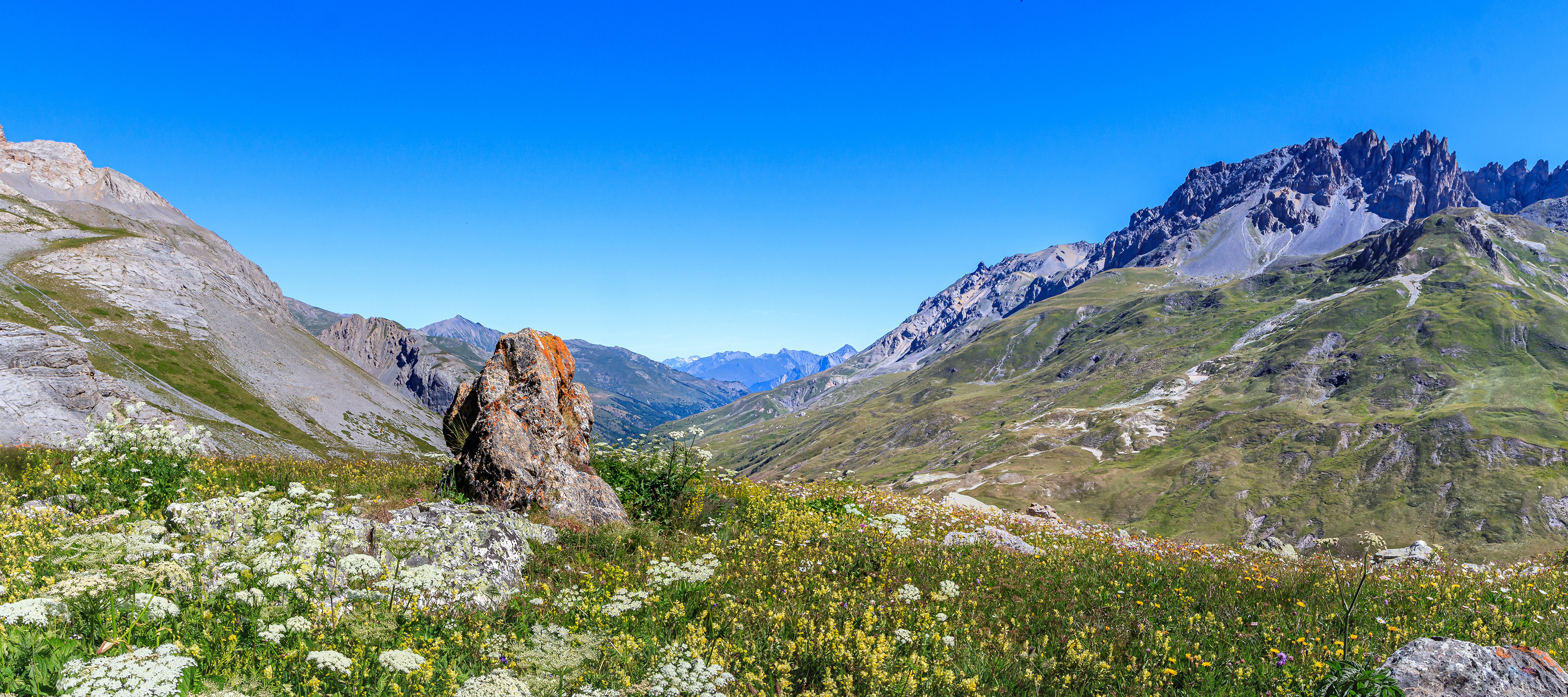 Фото альп Франция Valloire гора Природа Трава Камень 5120x2276 Альпы Горы Камни траве