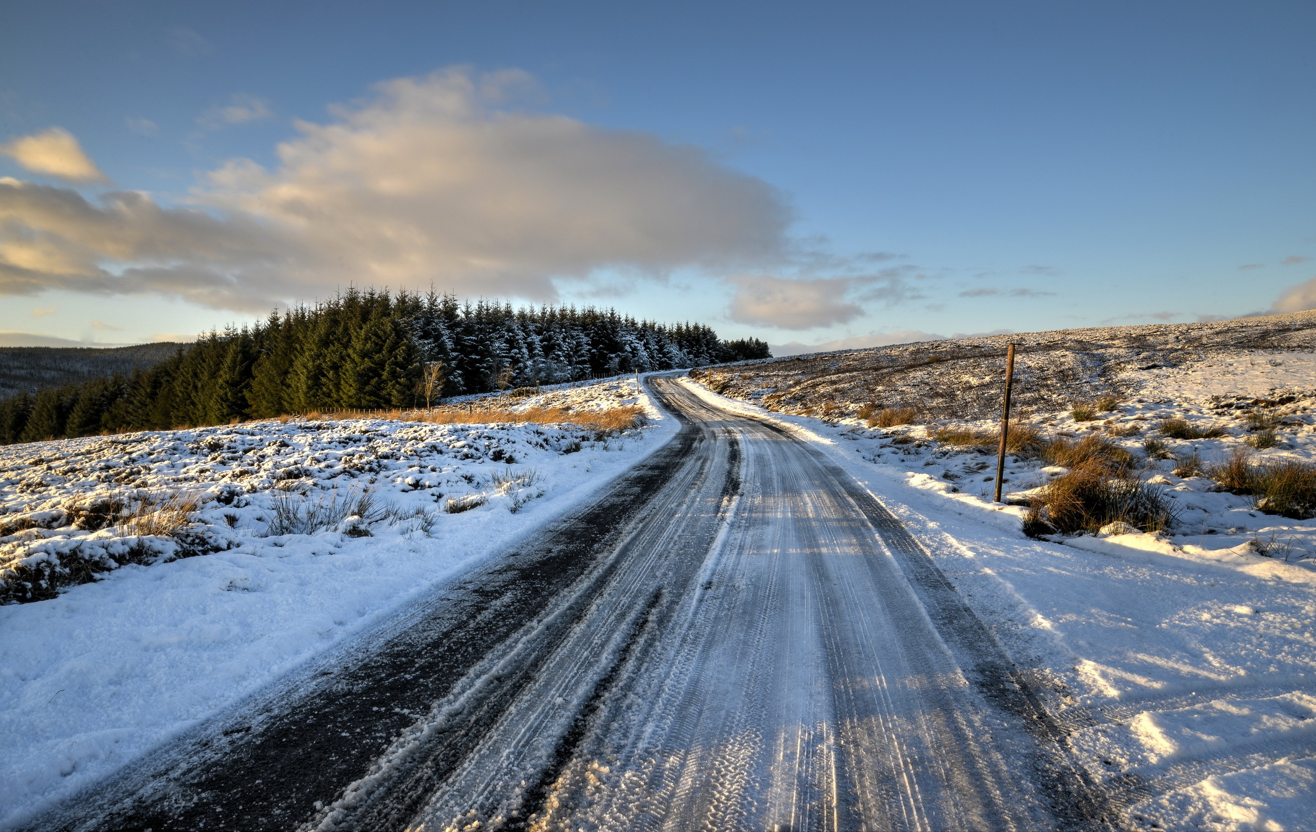 Тема зимней дороги. Зимняя дорога. Заснеженная дорога. Дорога зимой. Снег на дороге.
