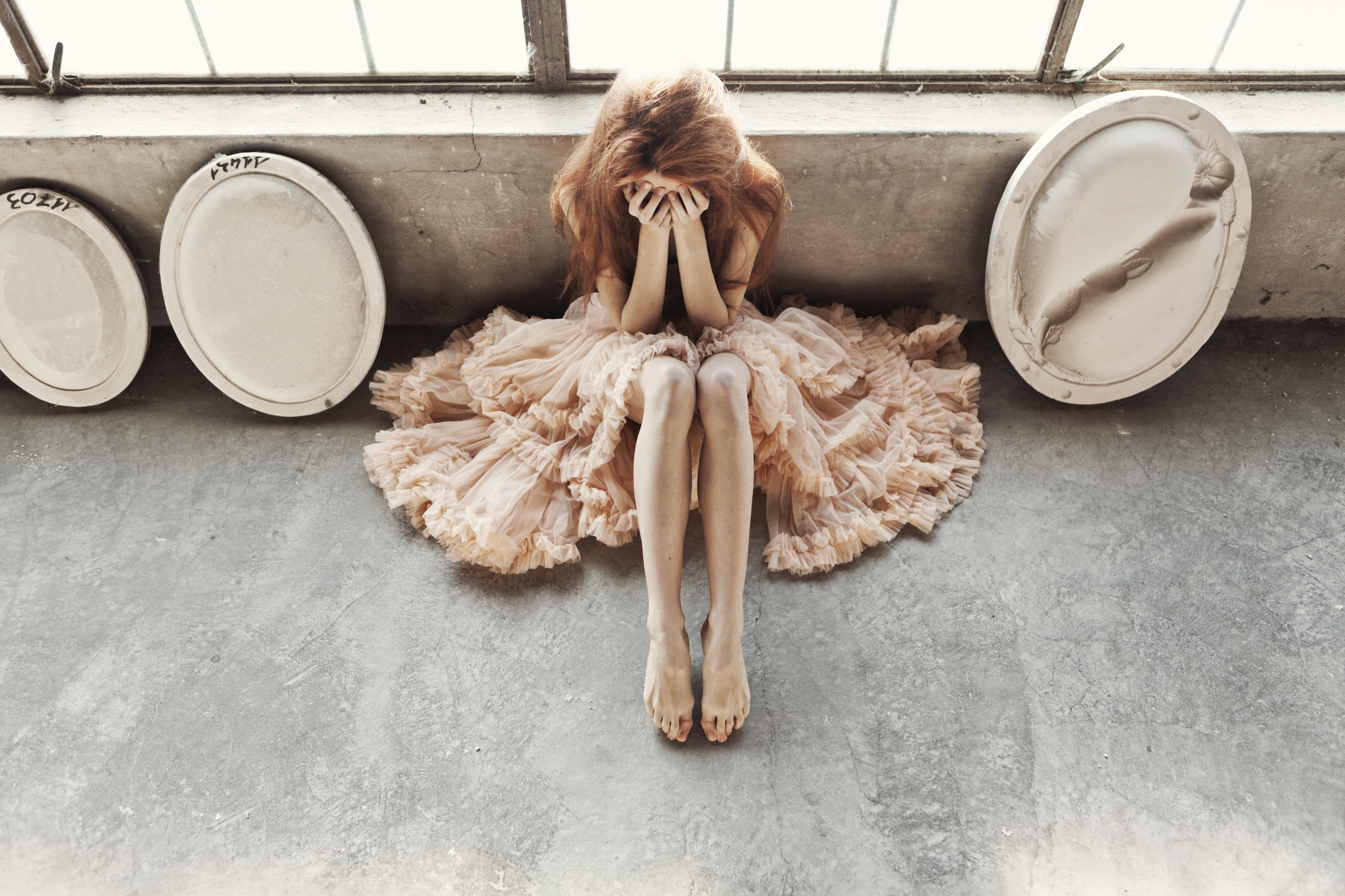 Фотографии шатенки молодые женщины ног Сидит платья Шатенка девушка Девушки молодая женщина Ноги сидя сидящие Платье