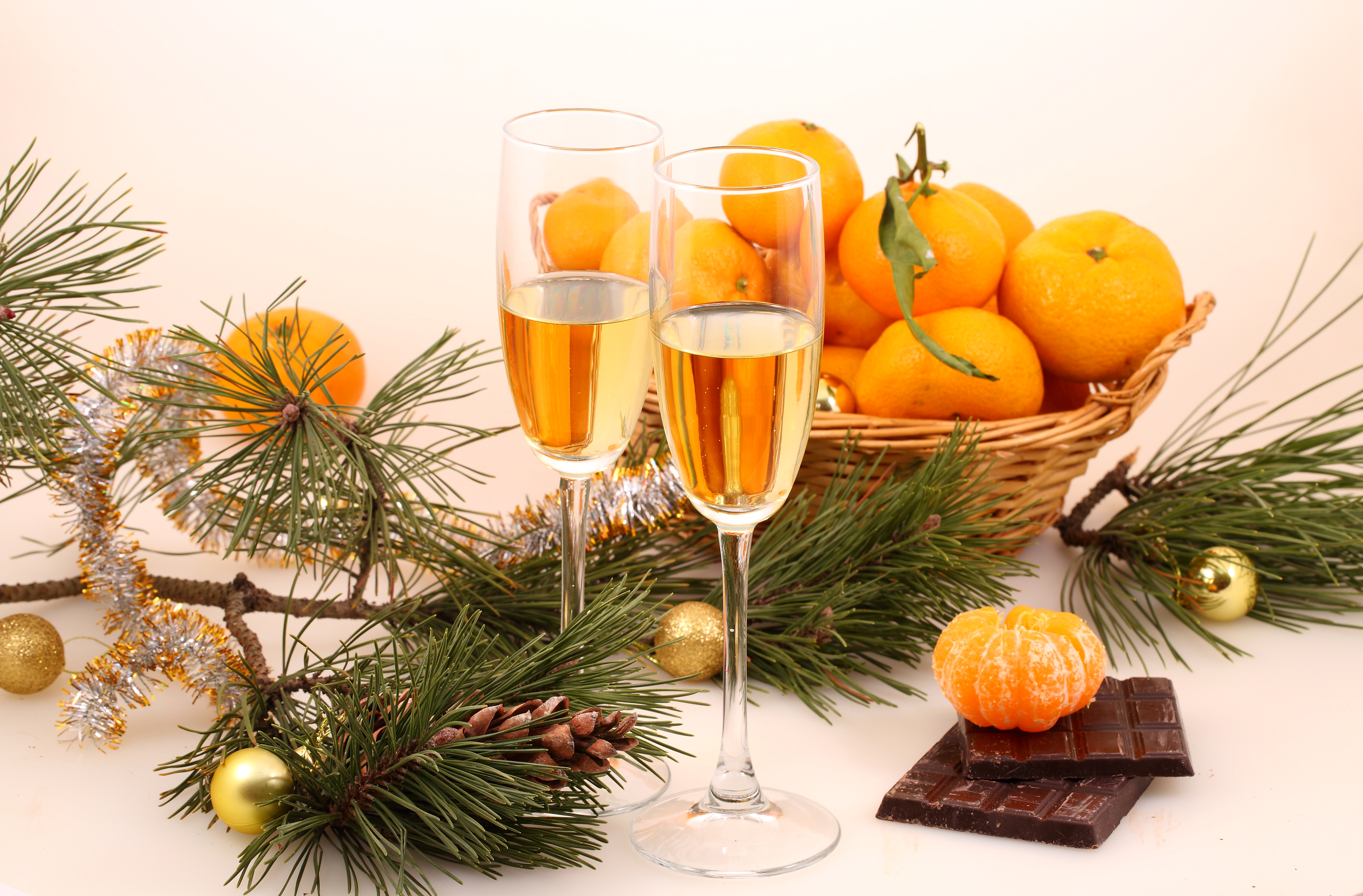 Вина и апельсины. Мандарины на новогоднем столе. Новогодний натюрморт. Мандарины новый год. Новогодние угощения.