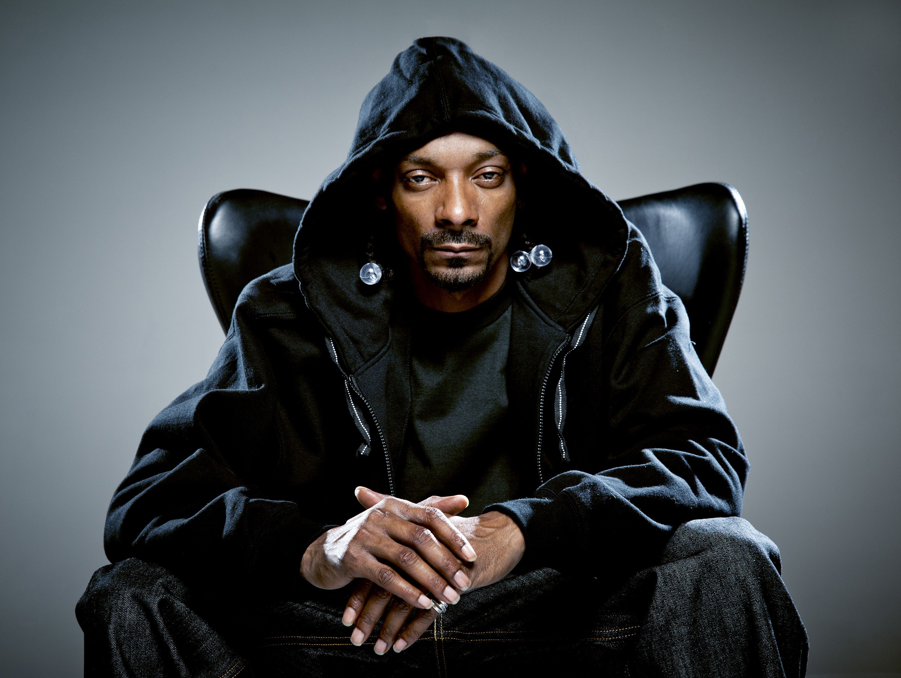 Песня черный рэп. Snoop Dogg. Снуп дог фото. Снуп дог в капюшоне.