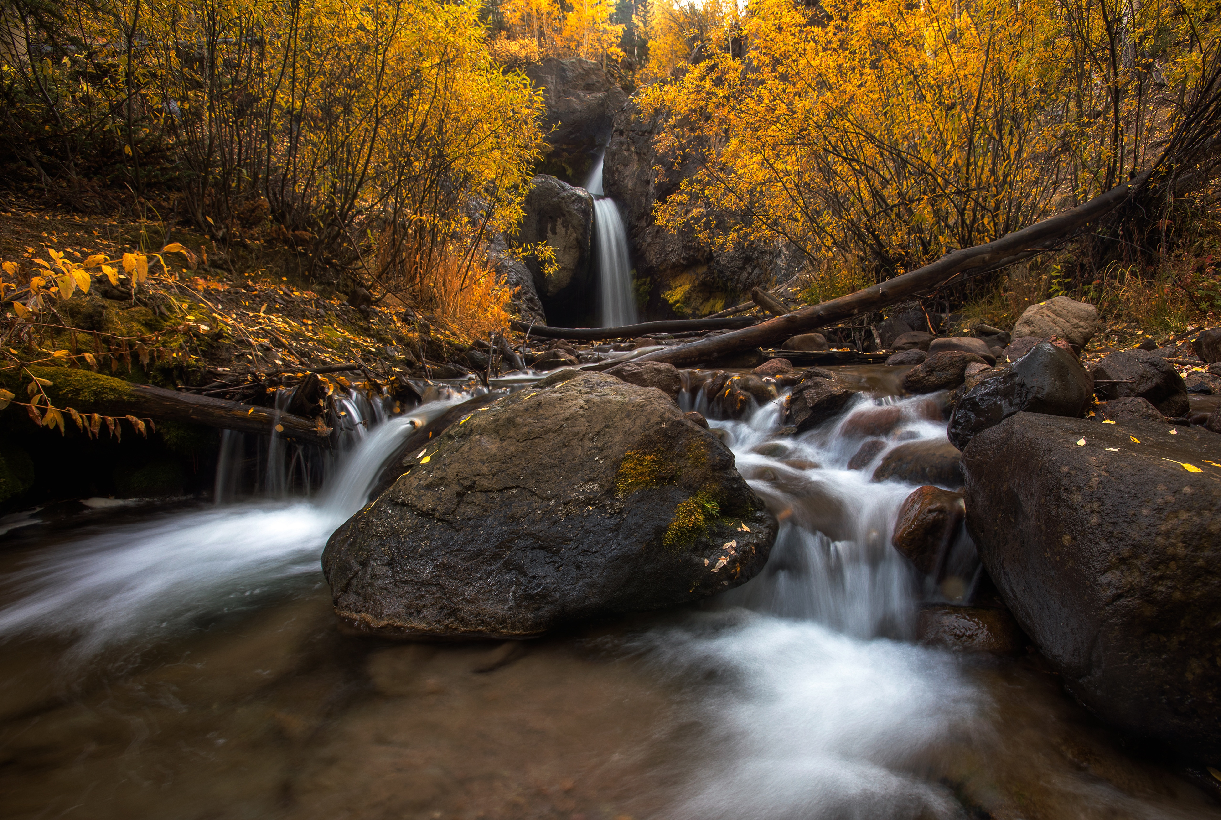 Natural fall. Водопад осень. Водопад осенью. Осенний водопад фото. Водопады с камнями осенью.