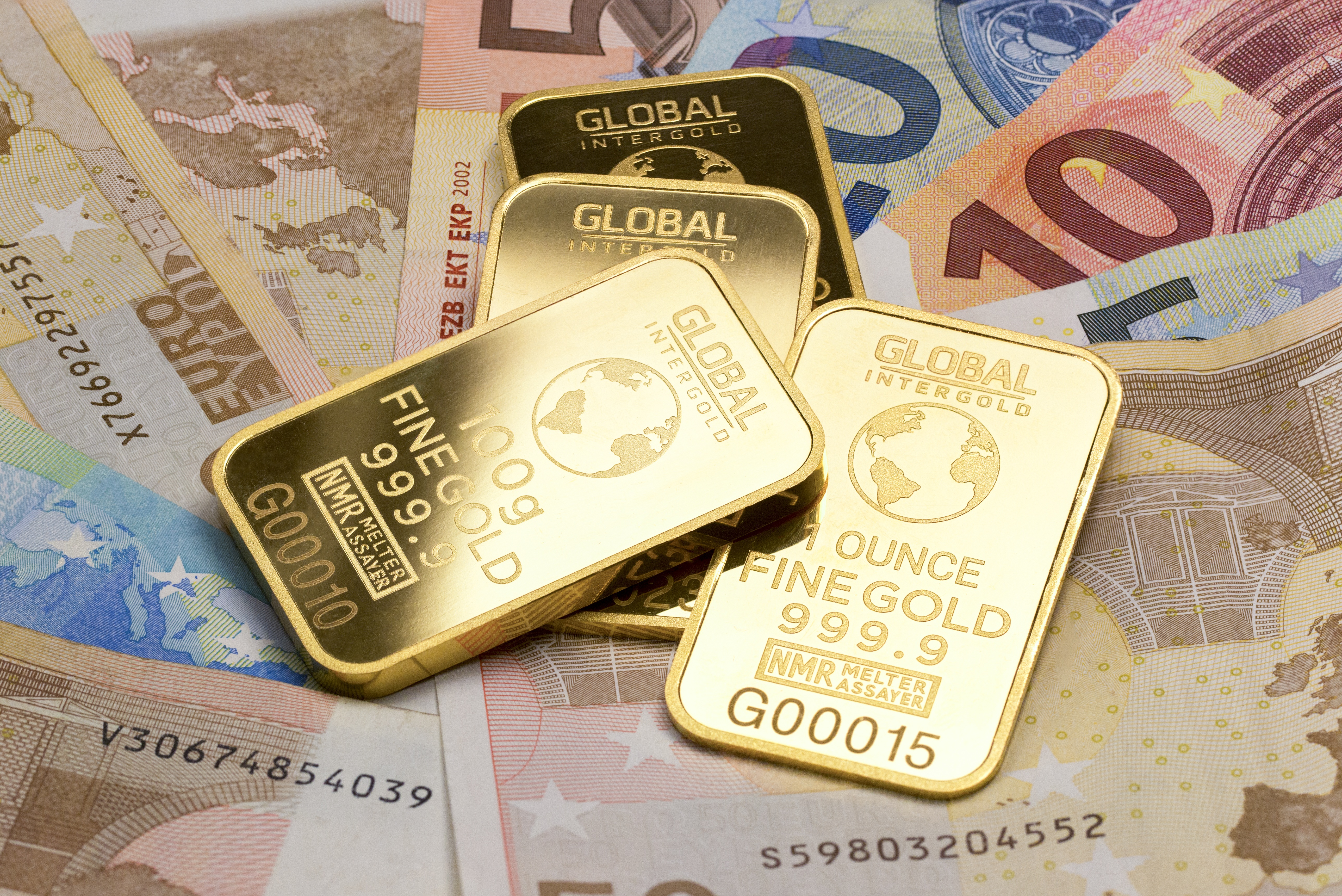 Золото евро доллар. Слиток золота. Золотые слитки и деньги. Слитки золота и доллары. Слиток золотой.