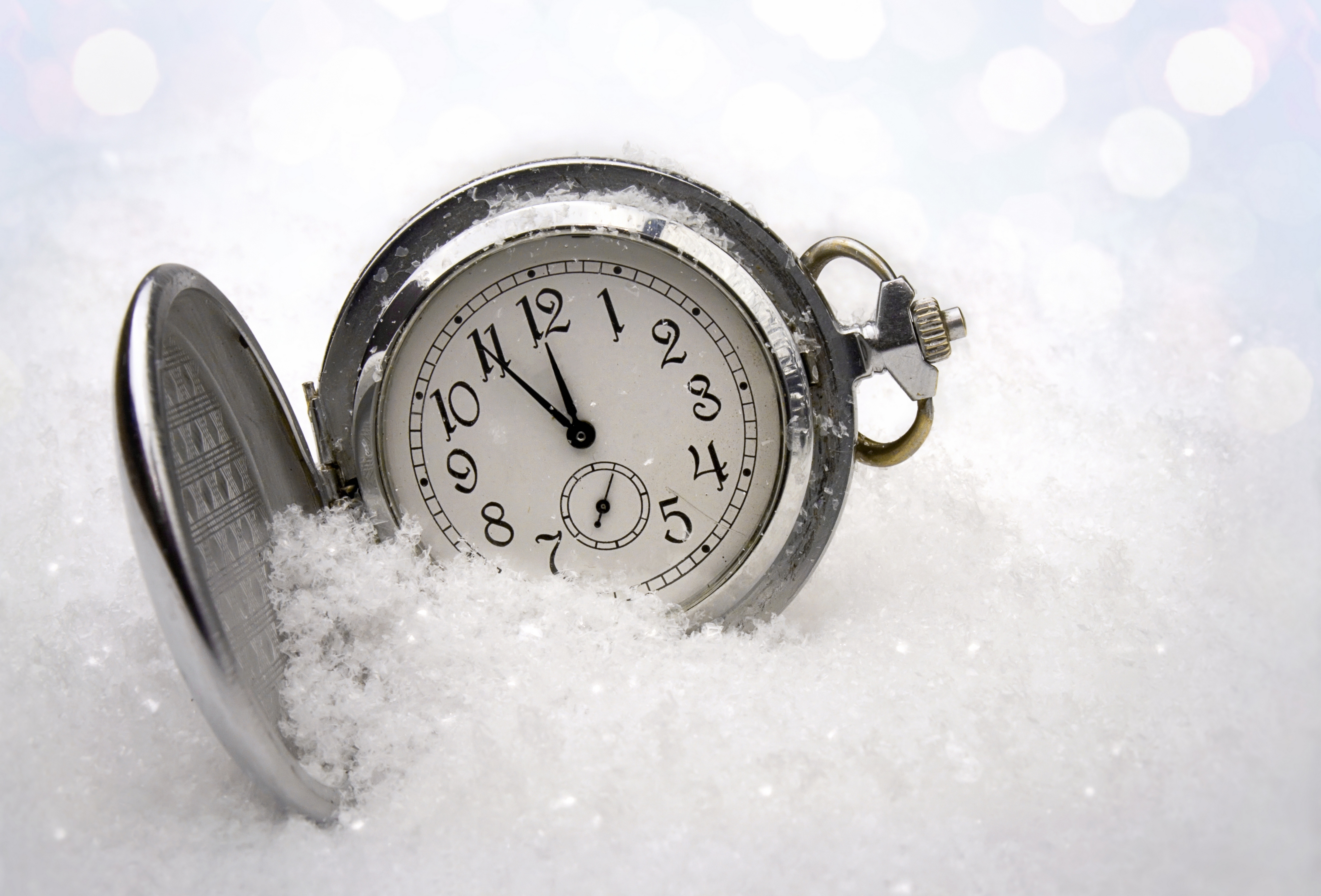 2015 года уходящий. Зимние часы. Часы в снегу. Зимние часики. Новый год часы снег.