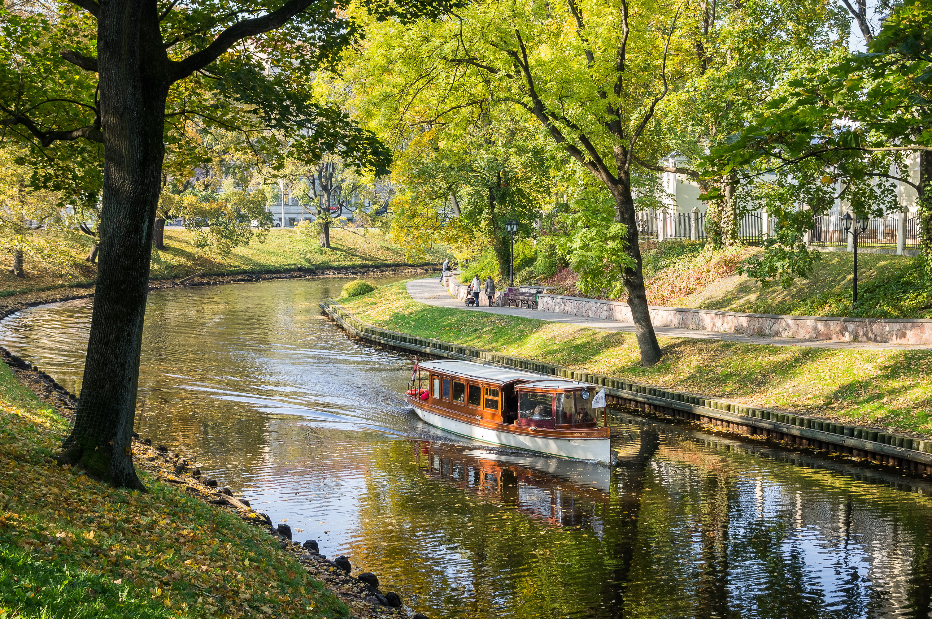 Река в риге. Верманский парк в Риге. Рига Латвия центр города осень. Париж река канал парк. Латвия природный парк Риежупе.