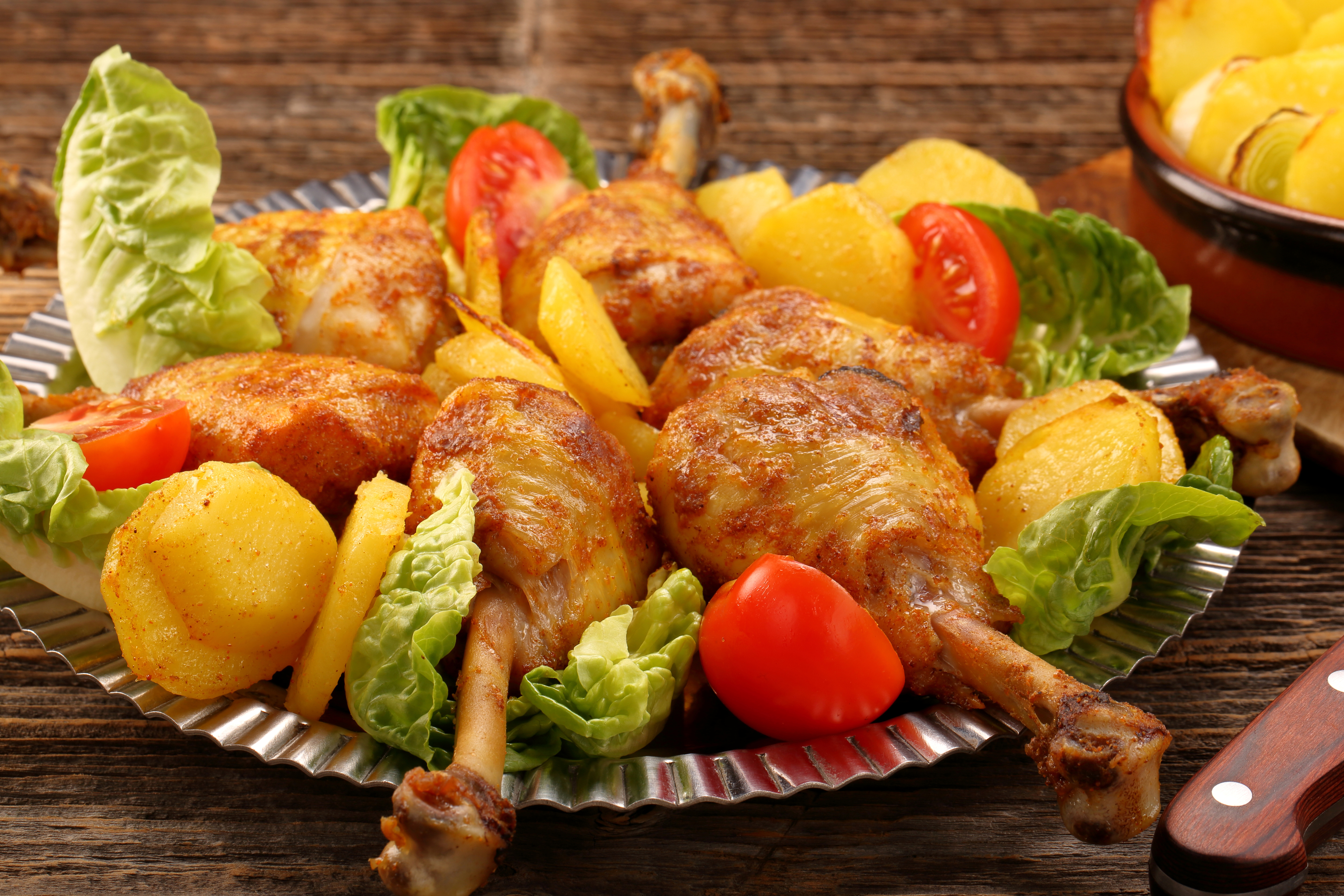 Блюда из курицы на стол. Курица с овощами. Цыпленок с овощами. Куриные голени с картошкой. Курица с картошкой и овощами.
