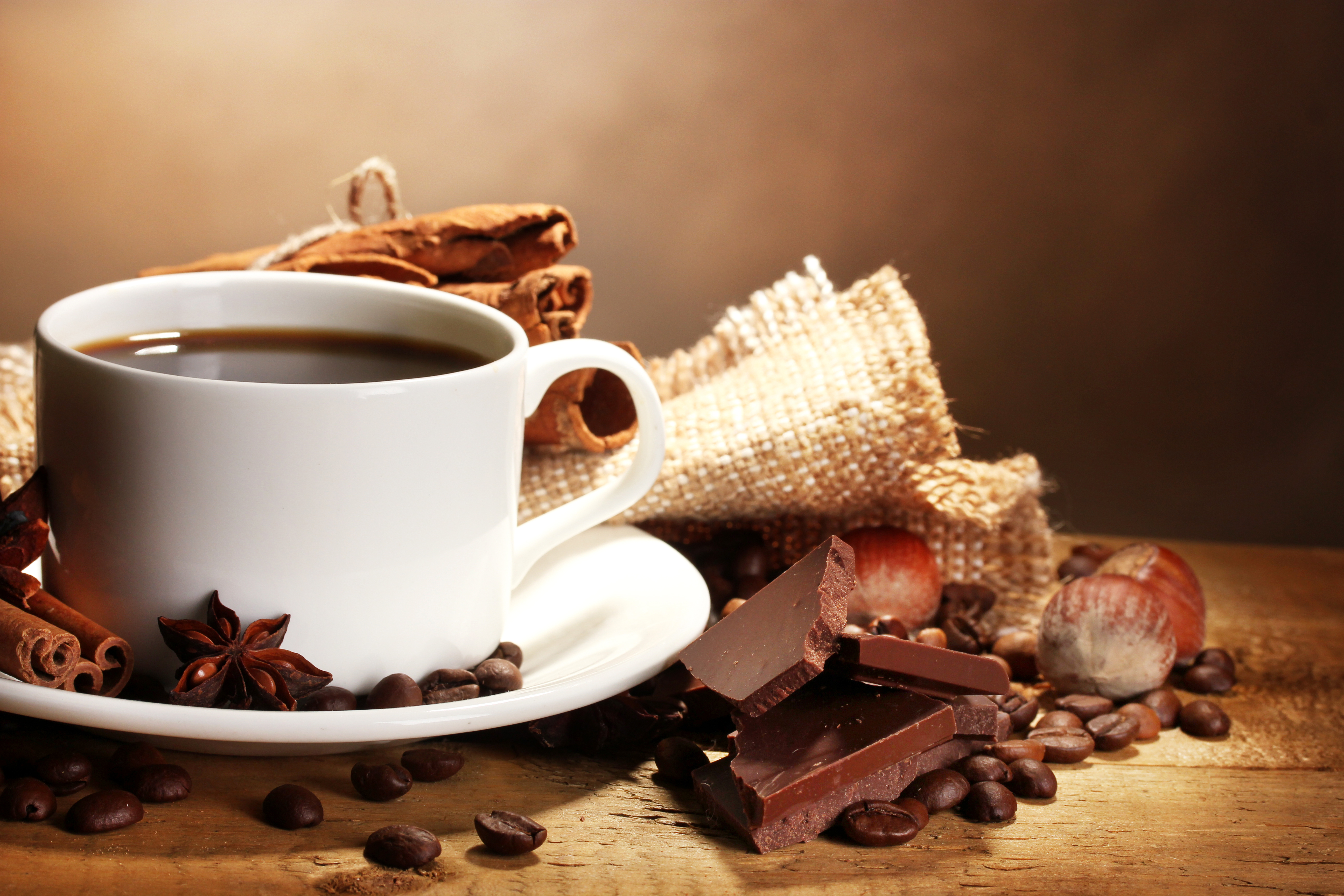 Coffee i chocolate. Кофе и шоколад. Чашка кофе. Чашка кофе и шоколад. Чашка кофе с конфетами.