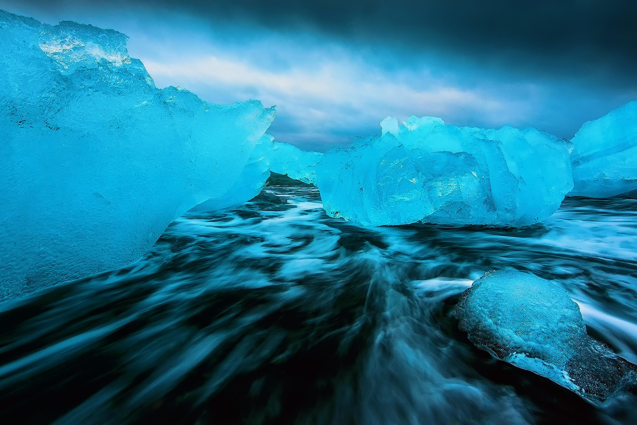 Обои лед 3. Синий лед. Ледяное море. Лед в океане. Холодное море.