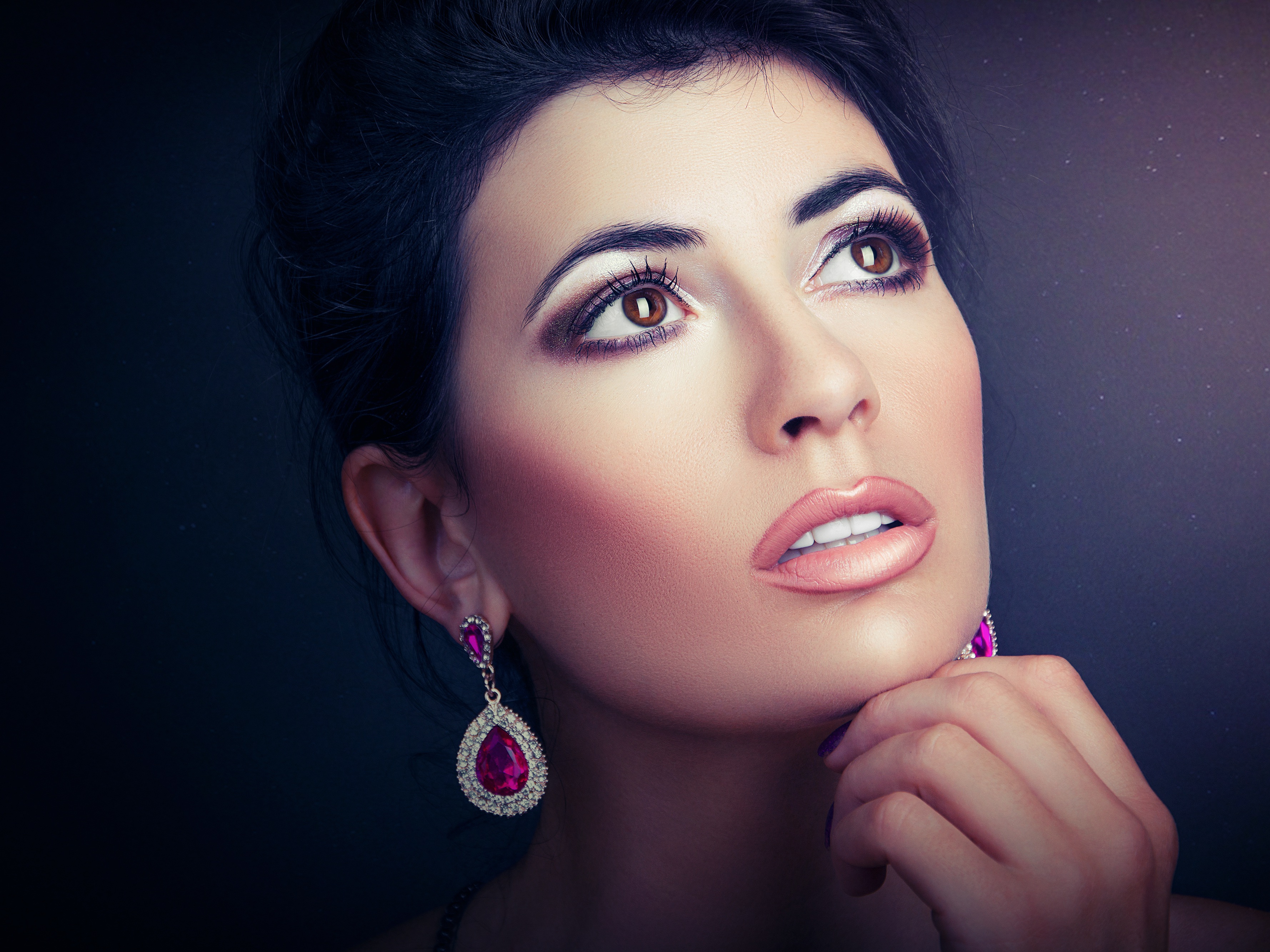 Фотография Глаза брюнетки Макияж красивая лица Девушки рука серег Крупным планом 3556x2667 Брюнетка брюнеток мейкап косметика на лице Красивые красивый Лицо девушка молодая женщина молодые женщины Руки Серьги вблизи