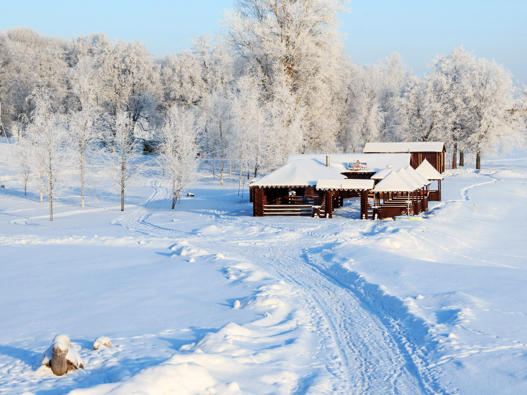 Название фото зима. Карпатская деревня зимой. Зима в деревне. Зима в России. Деревня в снегу.