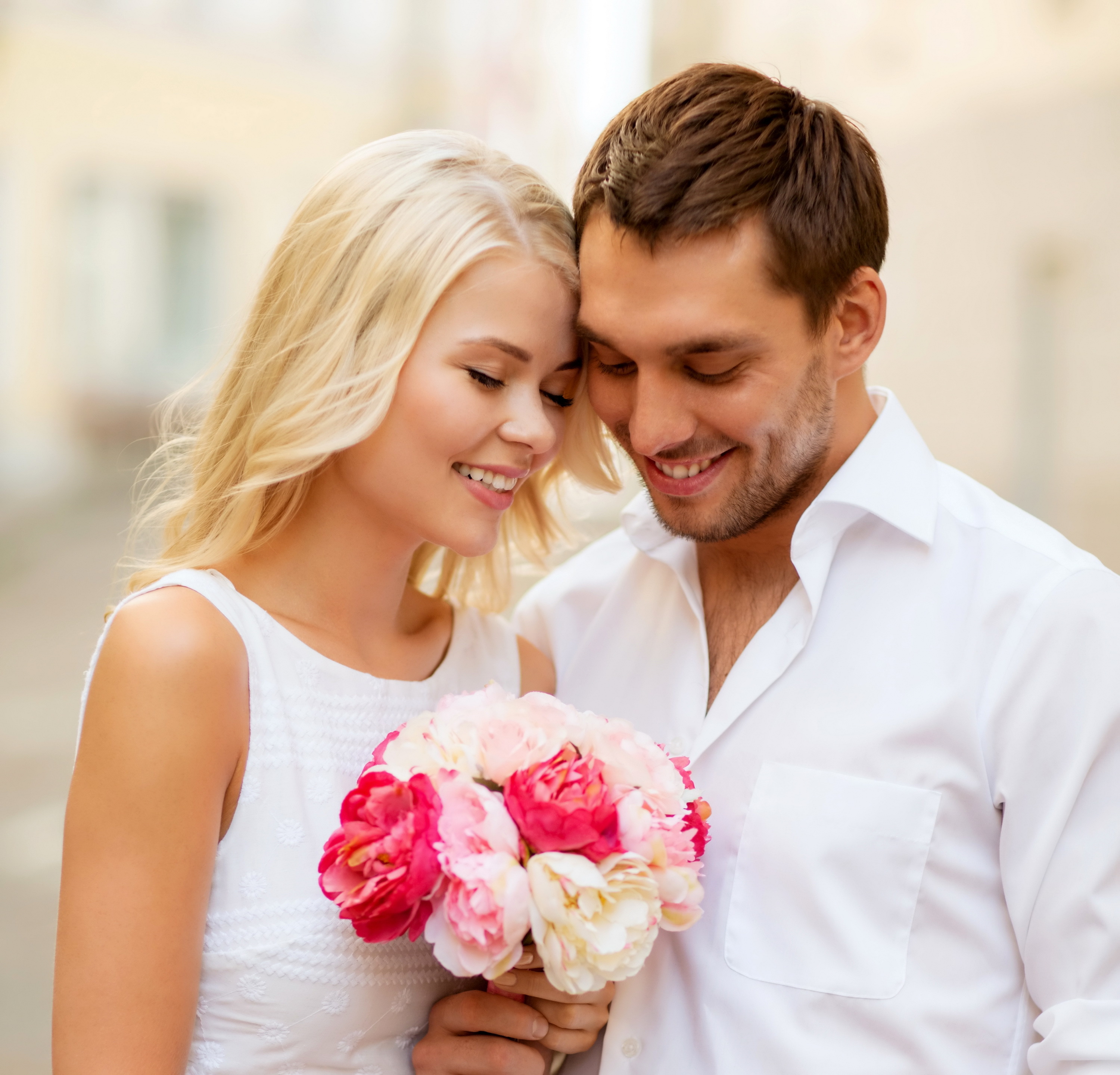 Романтик жена мужу. Мужчина дарит цветы женщине. Красивая пара. Счастливые мужчина и женщина. Счастливая пара.
