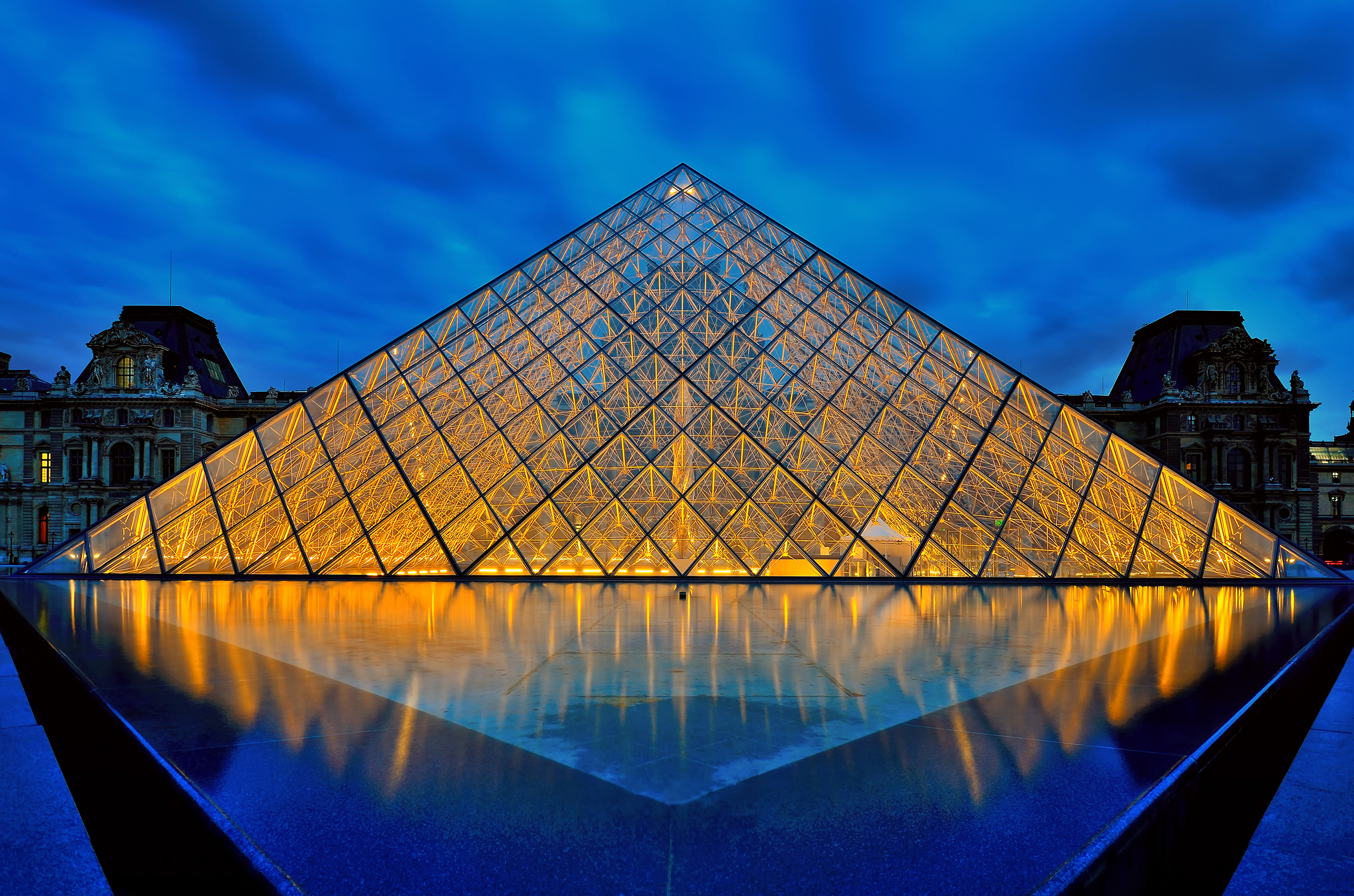 Виды пирамид архитектурные. Пирамида Лувра в Париже, Франция. Лувр стеклянная пирамида. Франция, Париж . Стеклянная пирамида Лувра. Пирамида в музее Лувр в Париже.