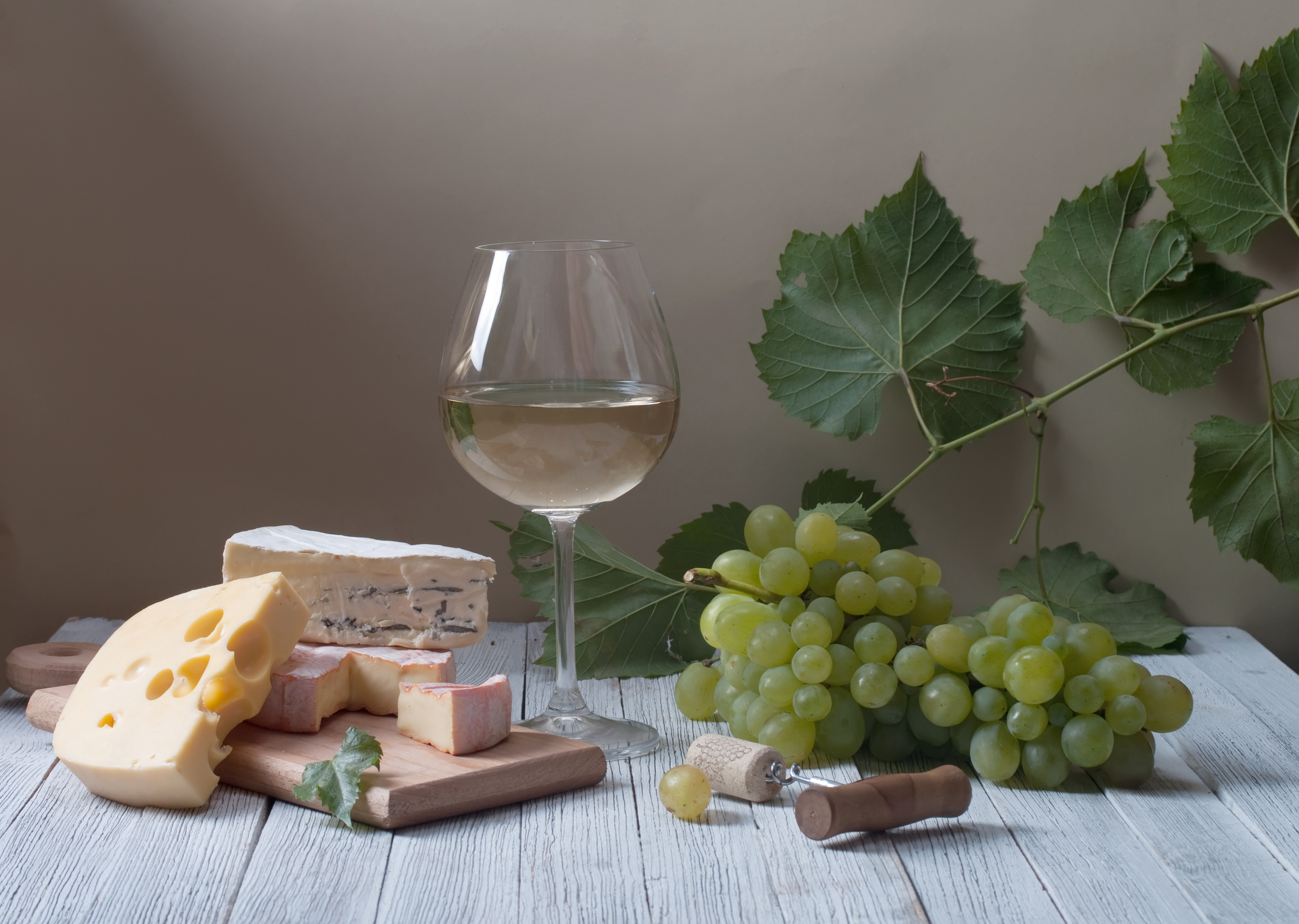 Розовое вино виноград. Вино и виноград. Вино сыр виноград. Натюрморт вино и виноград. Натюрморт вино и сыр.