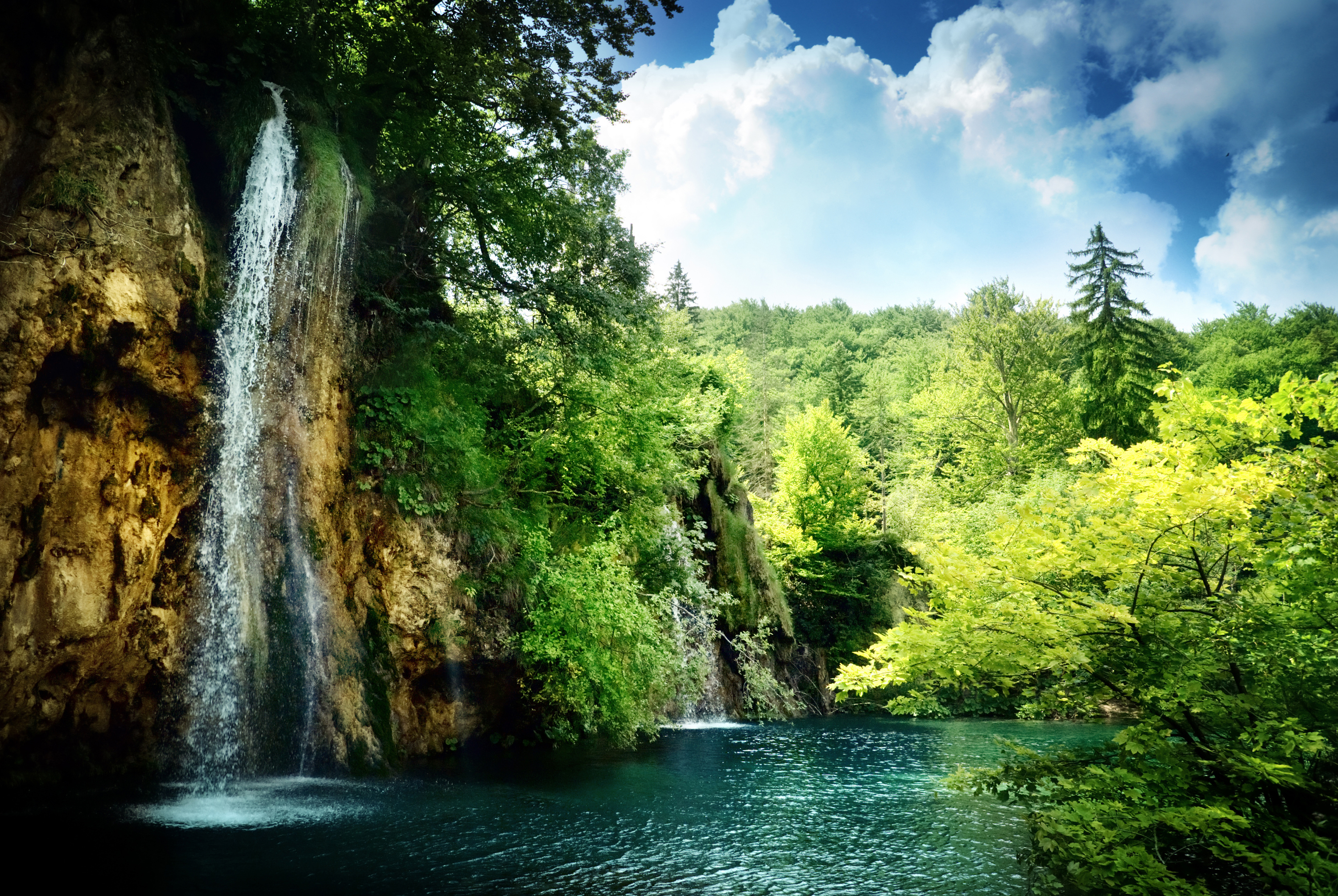 Озеро с водопадом в лесу
