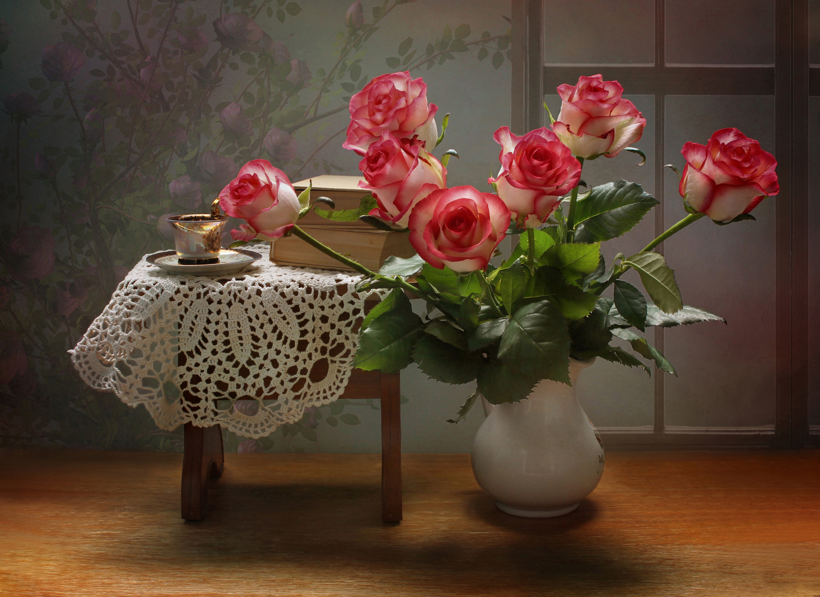 Розы букет вечер. Цветы в вазе. Цветочки в вазе. Шикарные цветы в вазе. Красивый букет цветов в вазе.