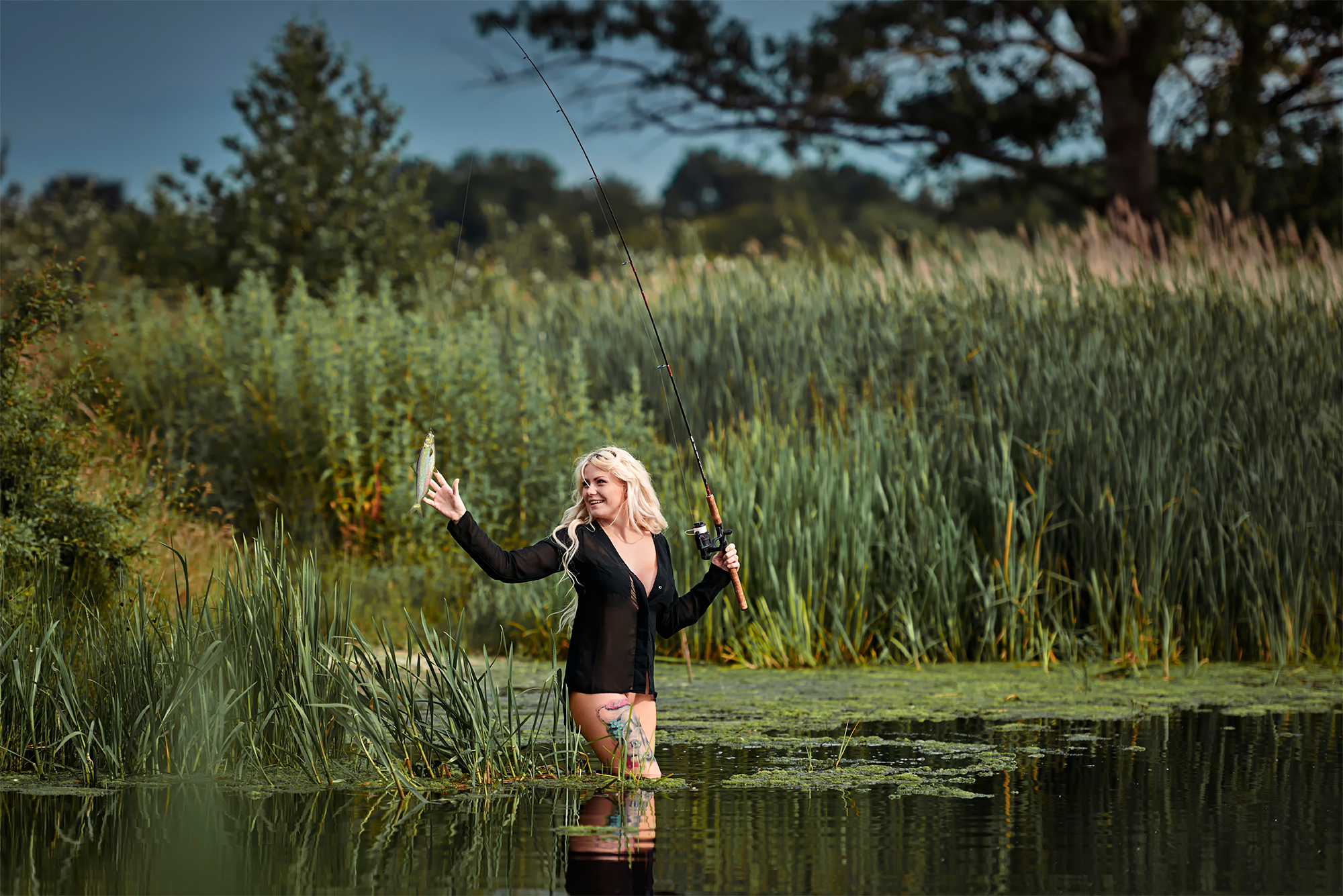 Девушка на траве у озера без смс