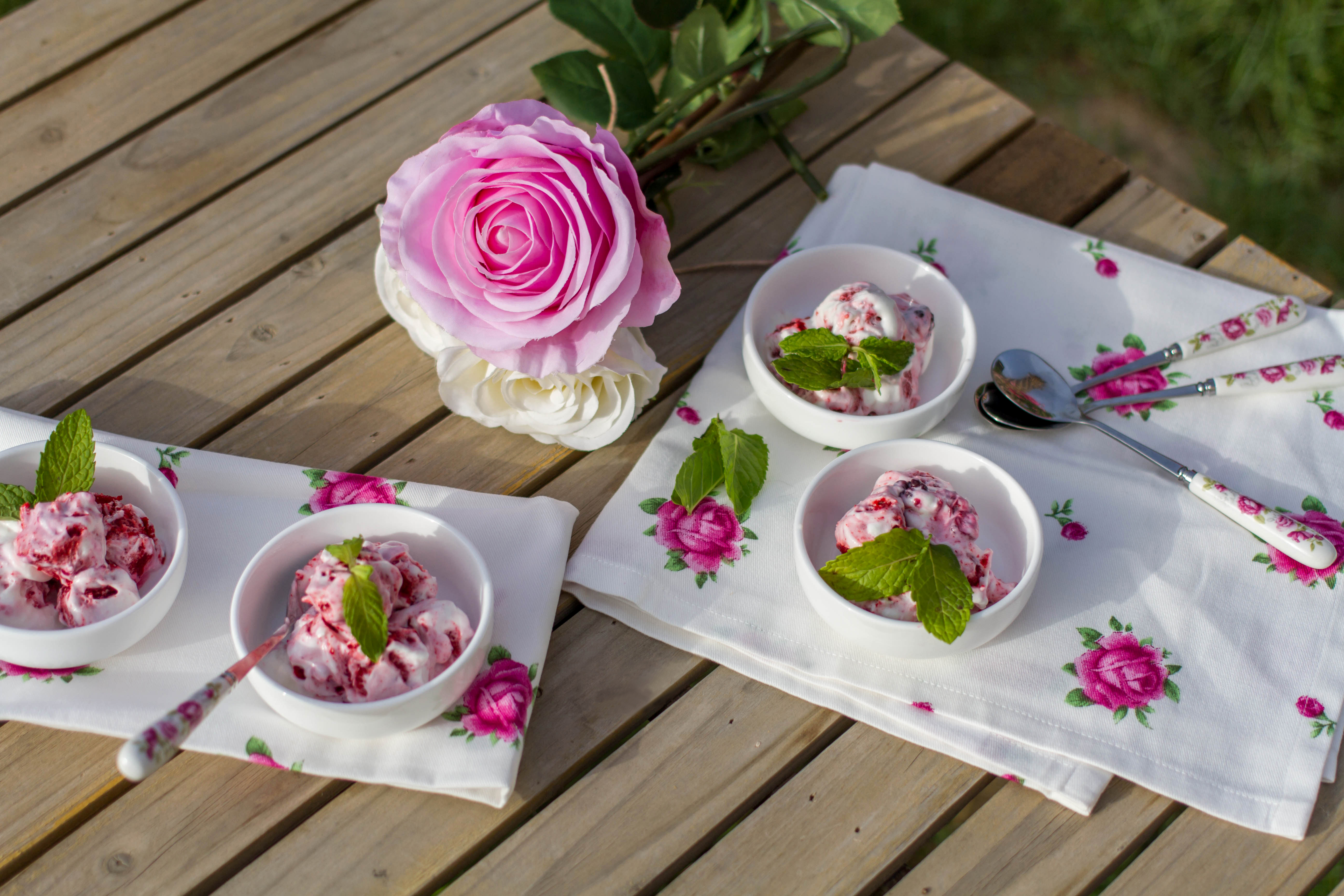 Цветные завтраки. Сервировка стола с цветами. Весенняя сервировка стола. Красивый завтрак с цветами. Десерт цветок.
