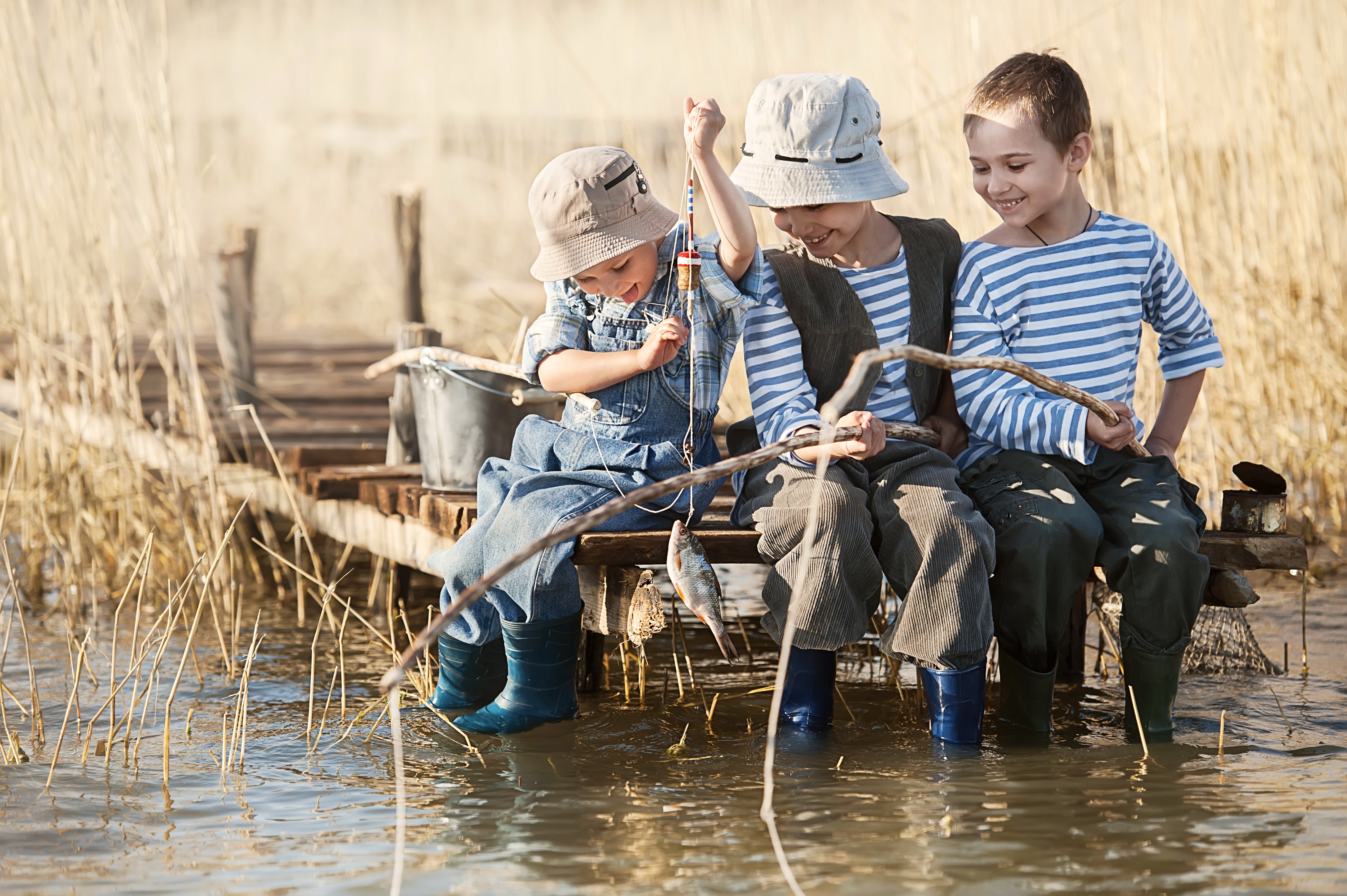 Каникулы в деревне 3. Сюжетные фотографии. Дети на рыбалке. Мальчишки на рыбалке. Мальчик на рыбалке.