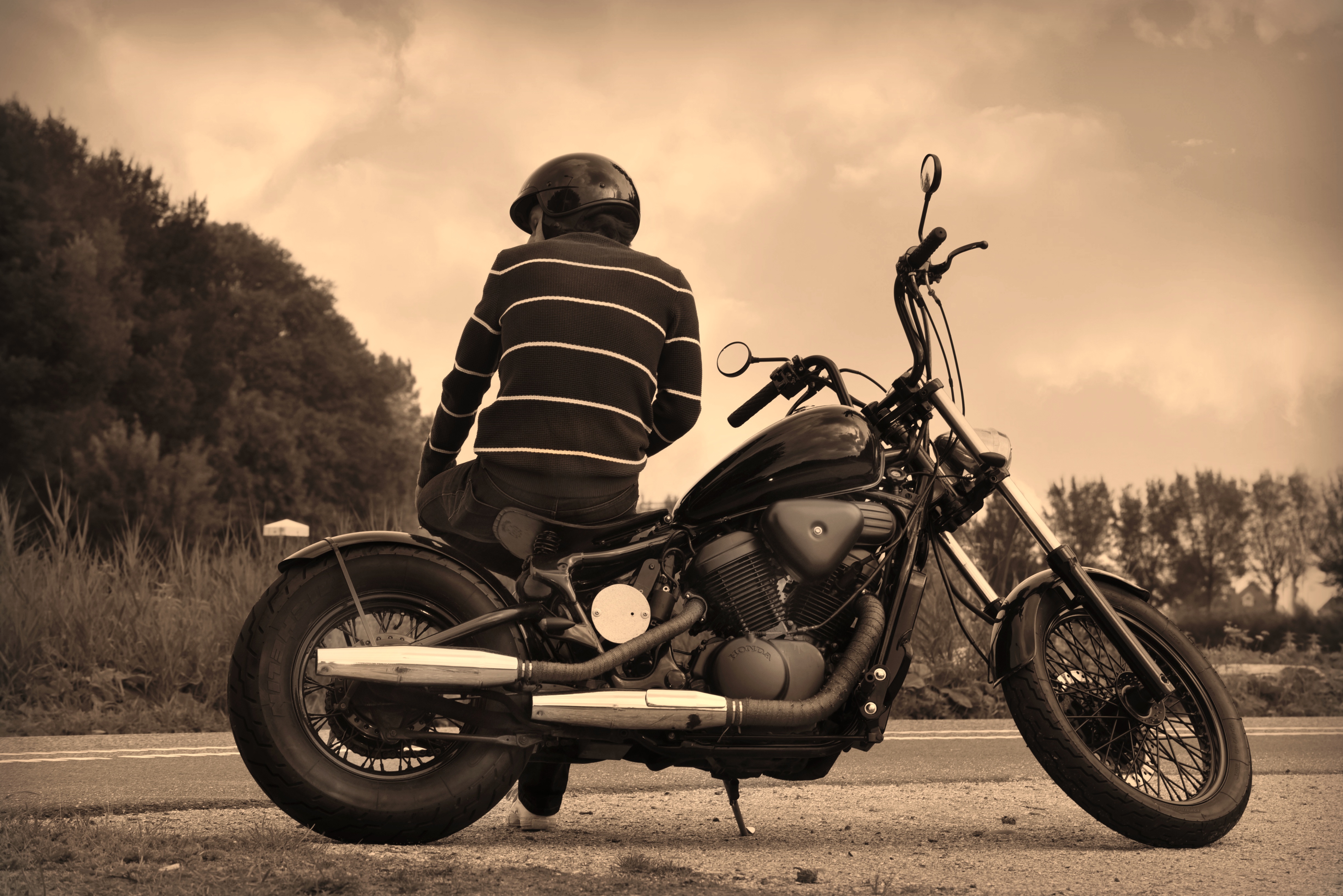Фотография Шлем Мужчины Спина Мотоциклист Сзади Сидит черно белые шлема в шлеме мужчина спины сидя сидящие вид сзади Черно белое