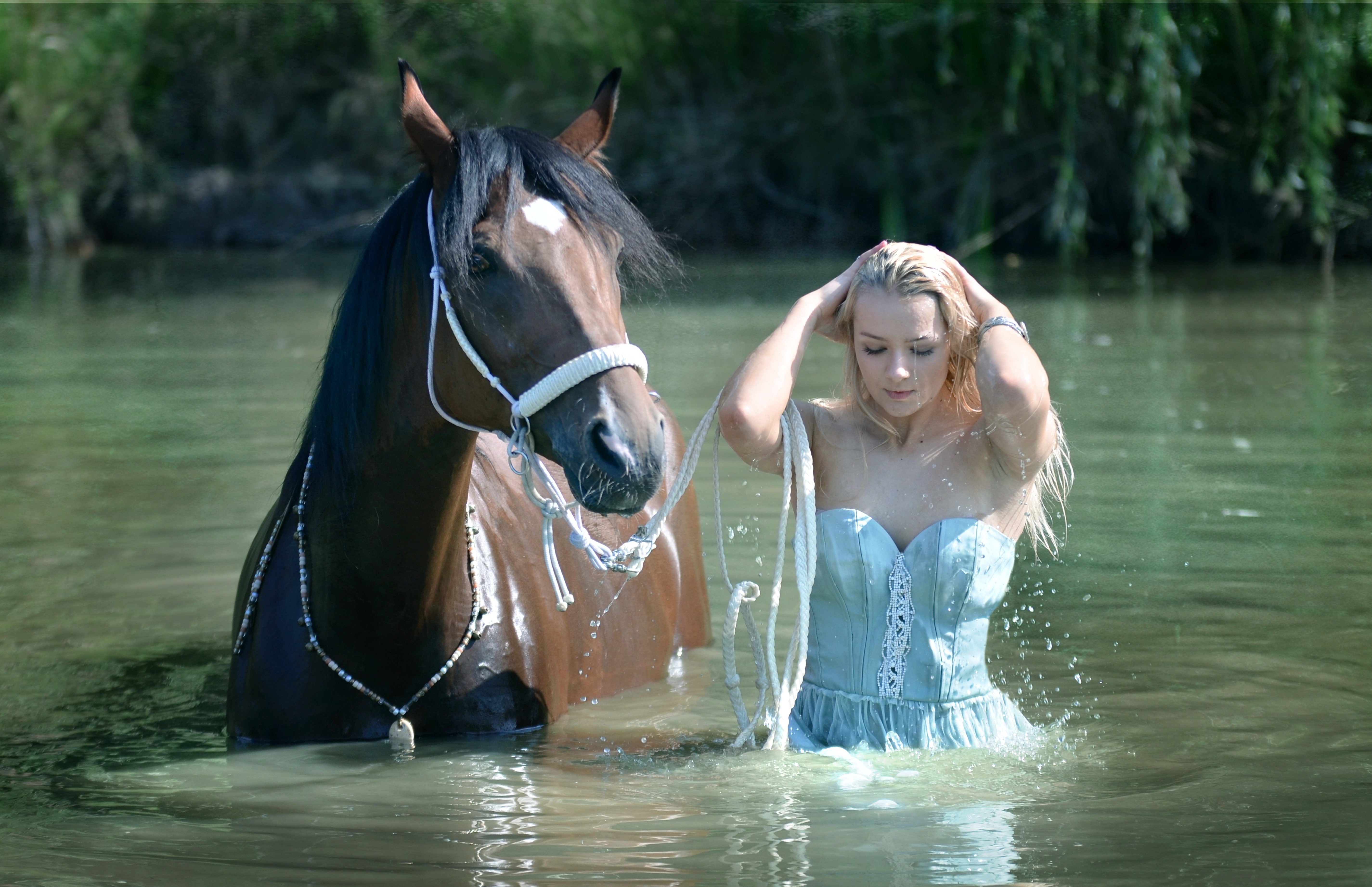 Хорс видео. Лошади в воде. Девушка с лошадью. Фотосессия с лошадью в воде. Девушка на коне.