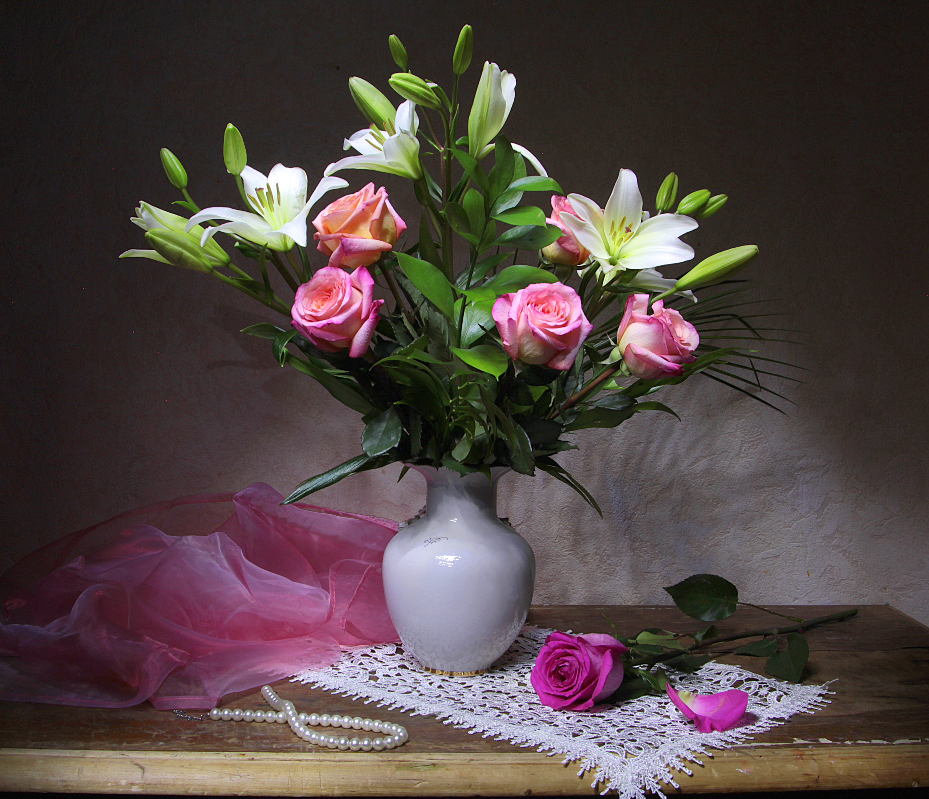 Подарить цветы в вазе. Красивые цветы в вазах. Букеты в вазах. Букет цветов в вазе.