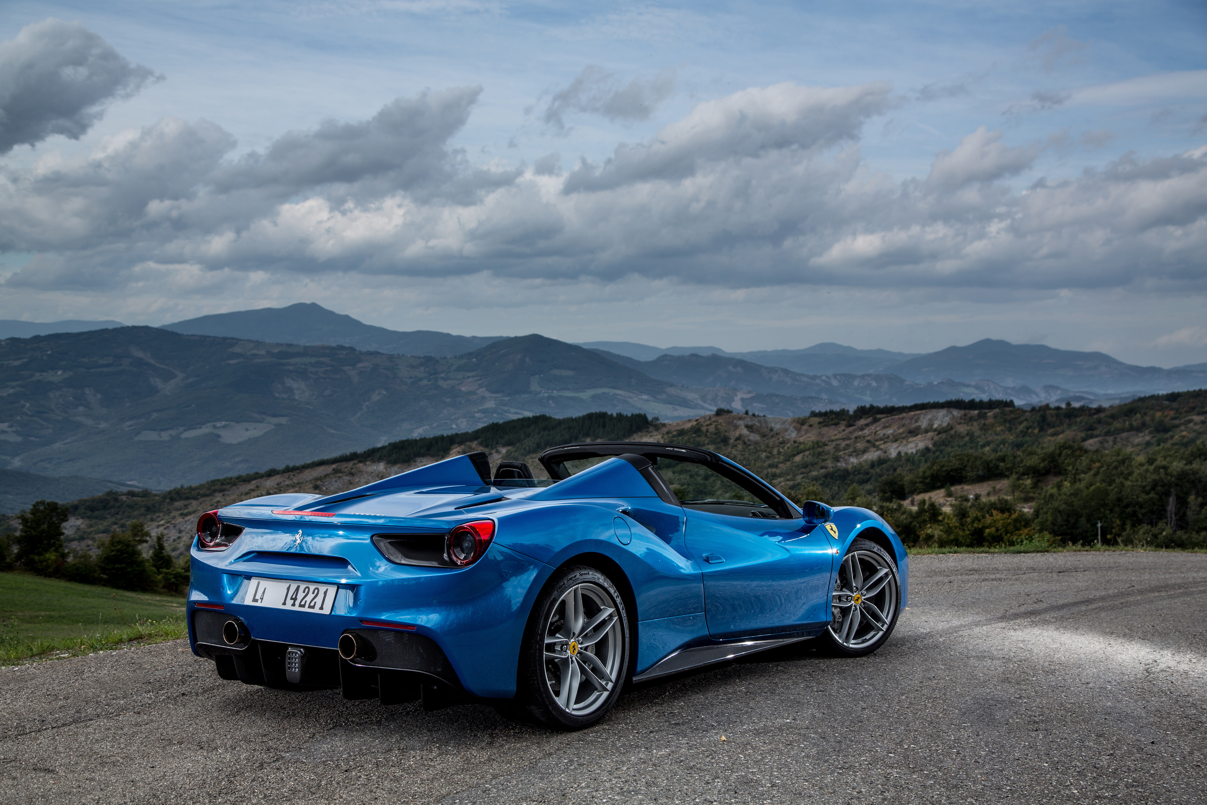 синий спортивный автомобиль Ferrari 458 Italia без смс