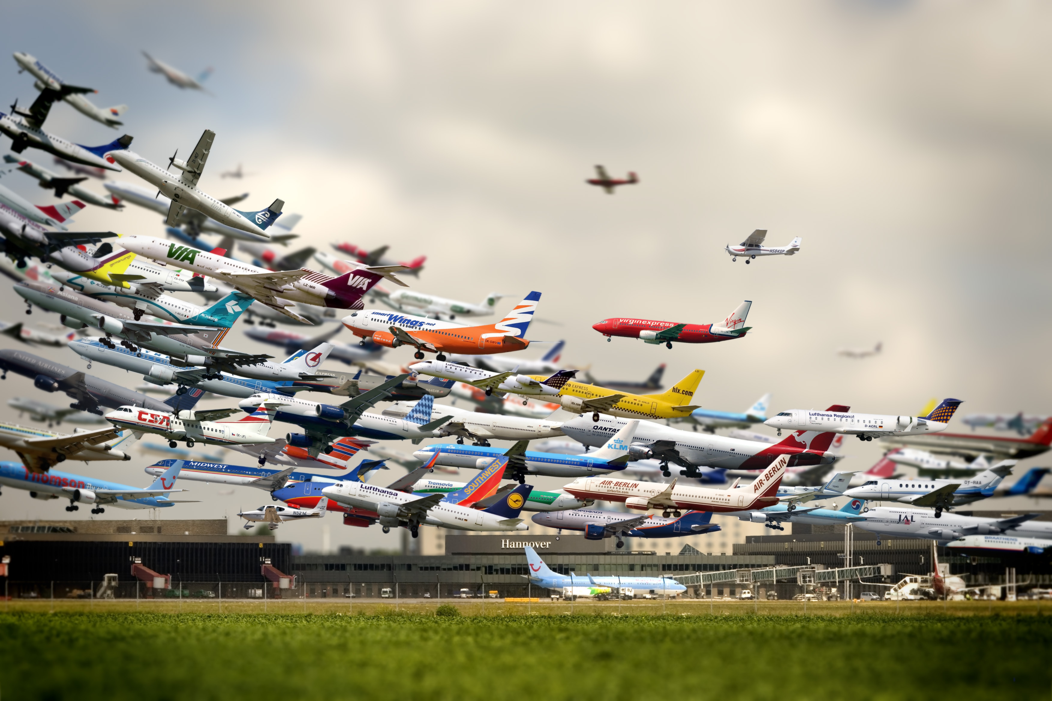 Несколько самолетов в небе. Много самолетов. Самолет и аэропорт. Самолет фото. Много взлетающих самолетов.