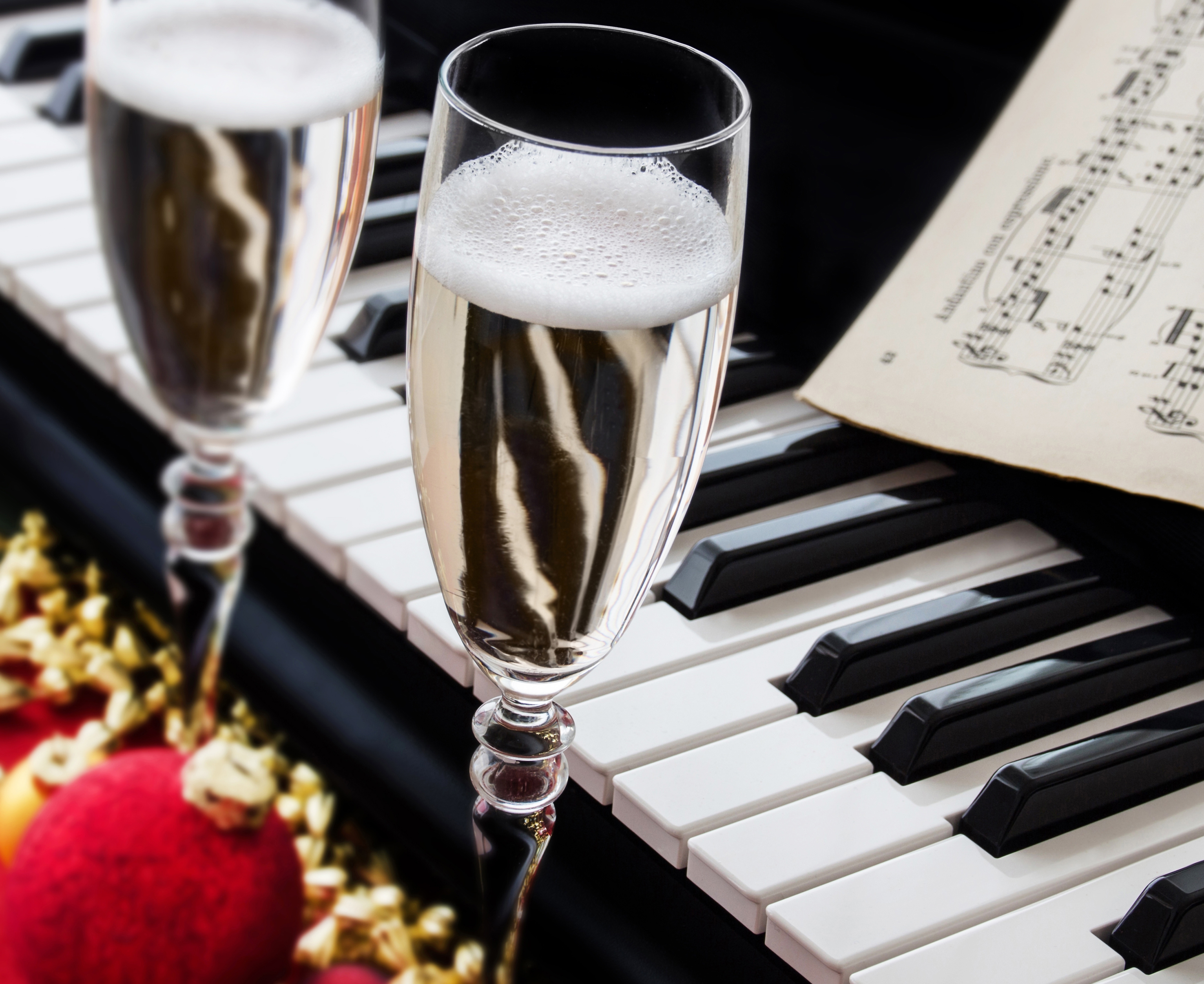 Картинка пианина Рождество Шампанское Пища Бокалы Праздники 5300x4330 Пианино фортепиано Новый год Игристое вино Еда бокал Продукты питания