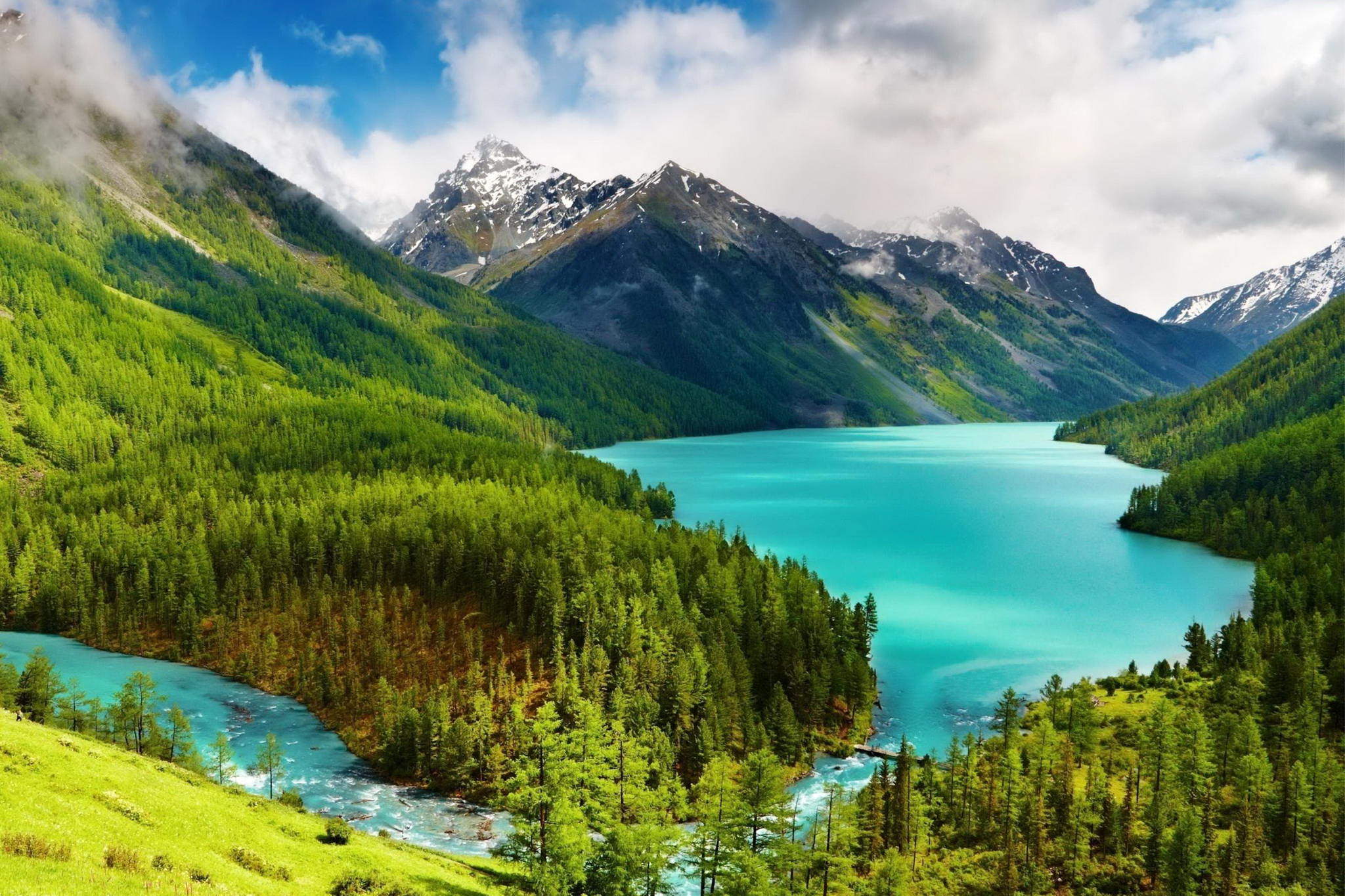 Зеленое озеро с горами бесплатно