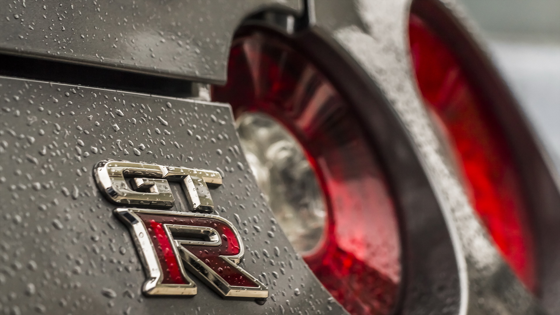 черный автомобиль знак Nissan GT-R бесплатно