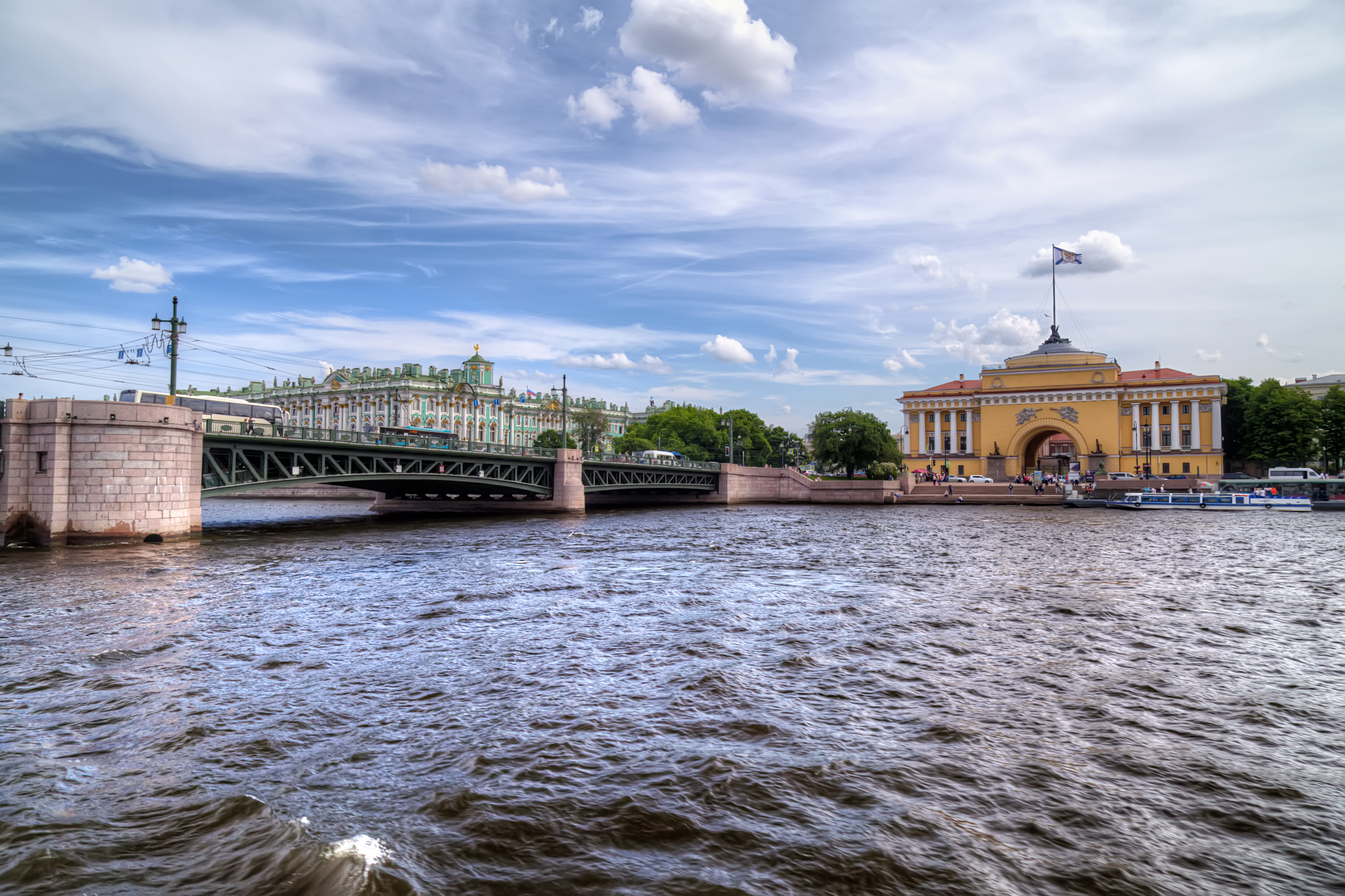 Петербург расположен на реке неве. Санкт-Петербург каменный остров мосты.
